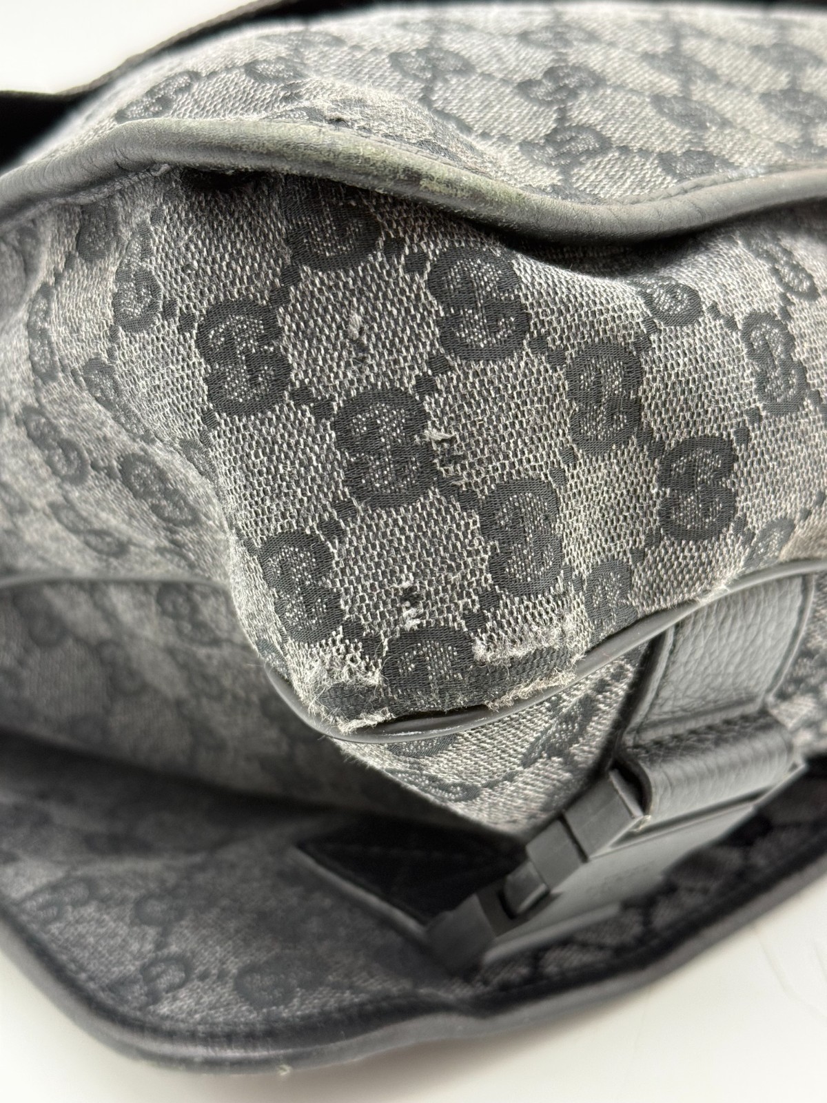 Gucci GG Supreme Monogram Black Messenger Bag Crossbody Crest Logo 282524