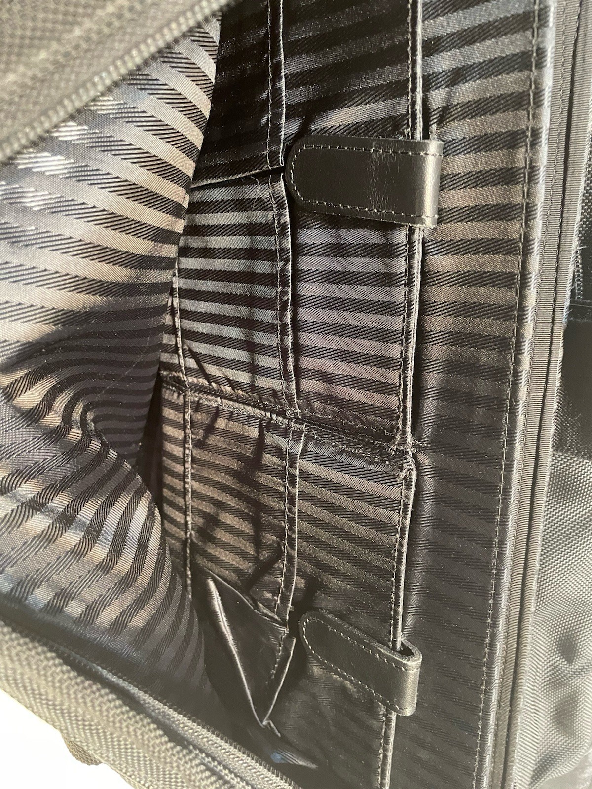 Tumi 18″ Expandable Laptop Briefcase 2621D3 Black Balistic Nylon Nice Condition