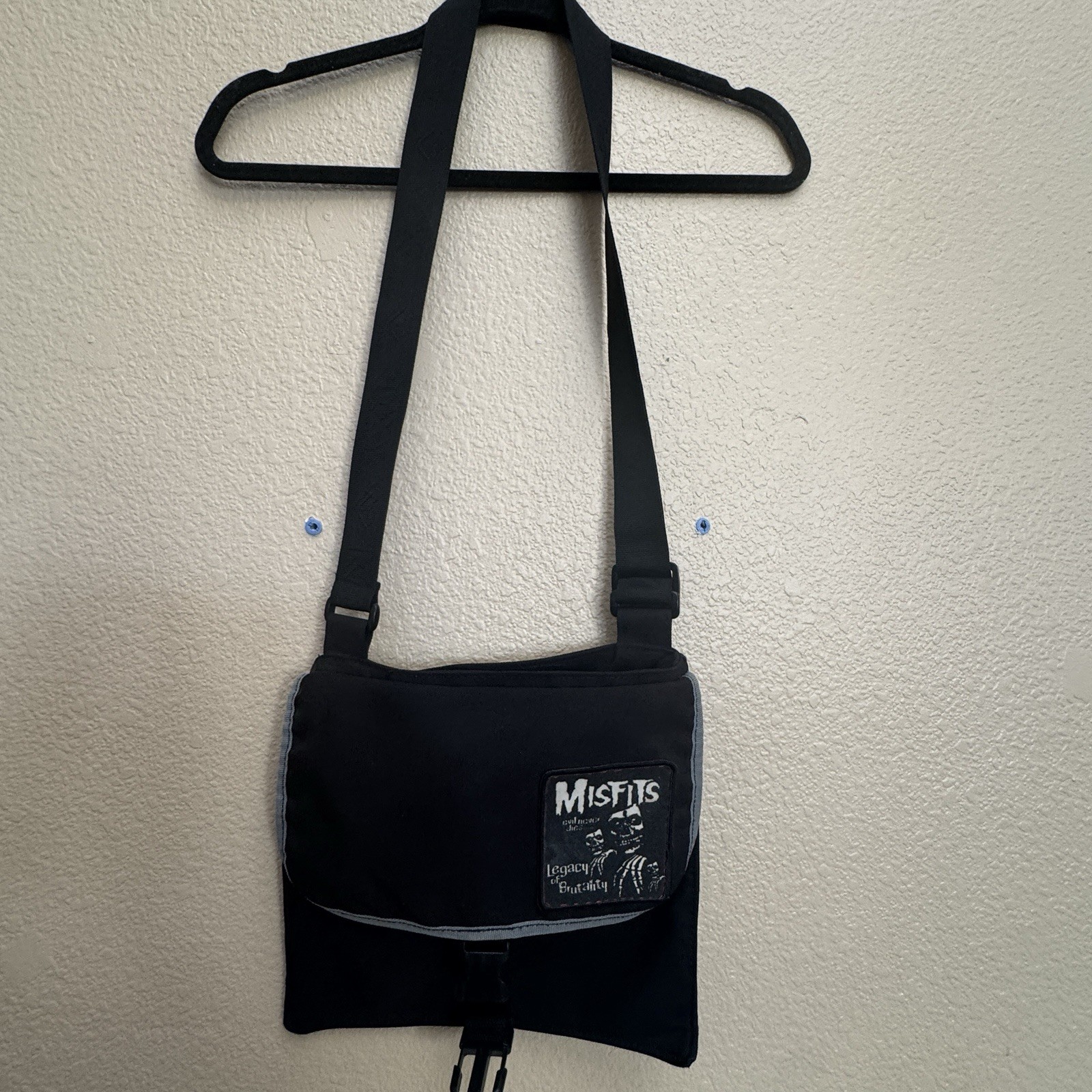 Misfits Messenger Bag-Satchel By Roxy Black 3 Pockets One W/zip Closure Rare!