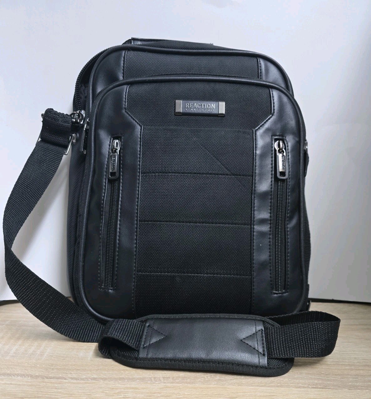 Kenneth Cole Reaction Black Tablet Travel Crossbody Organizer Bag Shoulder Purse