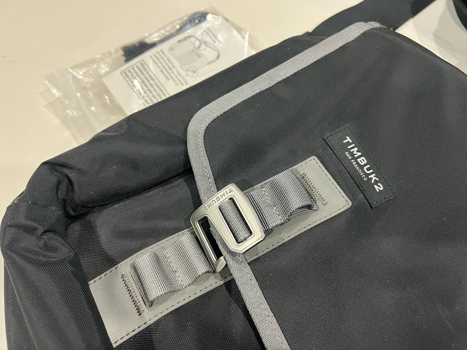 Timbuk2 Command Large Black Gray Crossbody Padded Messenger Laptop 17” x 14”