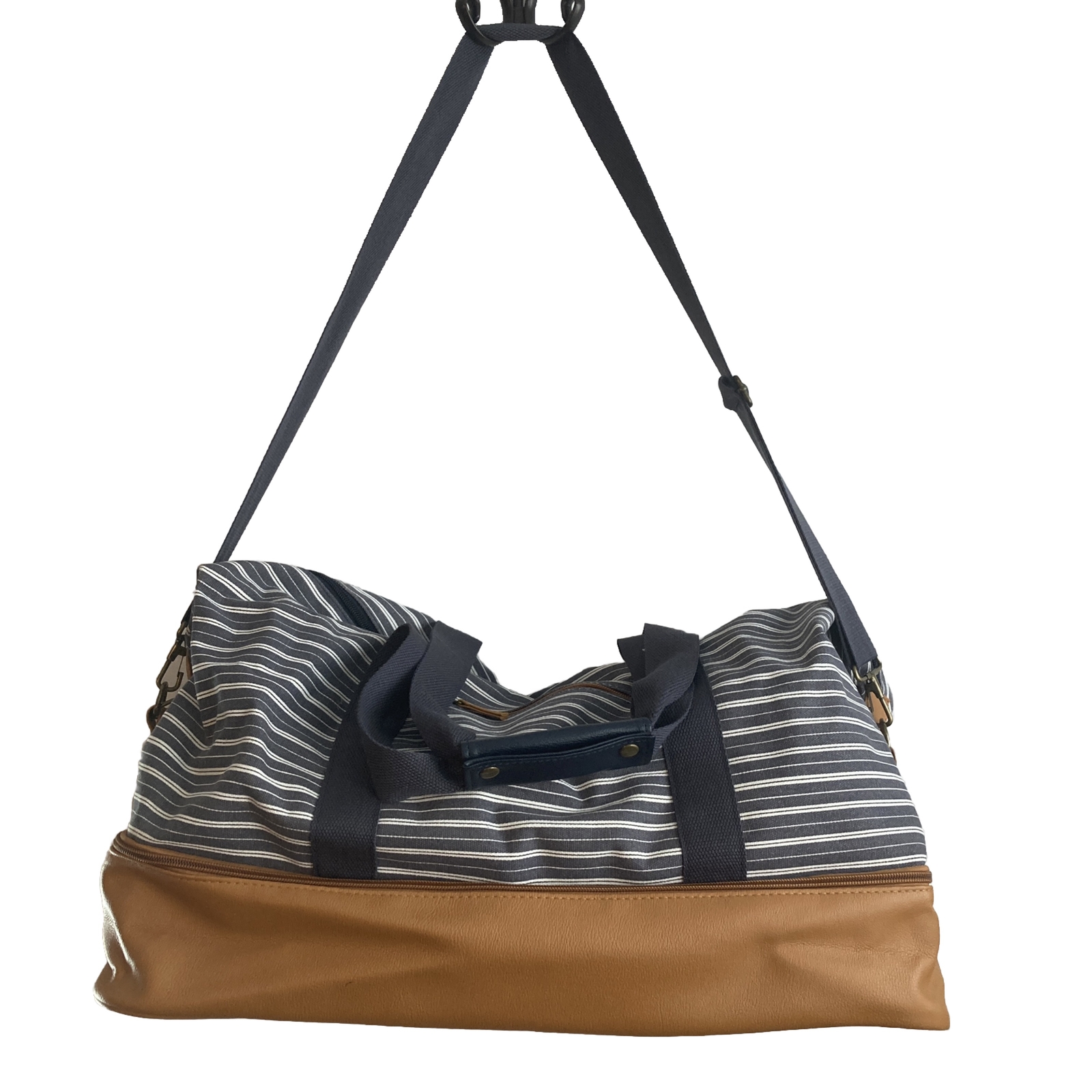 Large DSW Tote, Duffle 20″x14x10, Exceptionally Clean, Leather Compartment Below