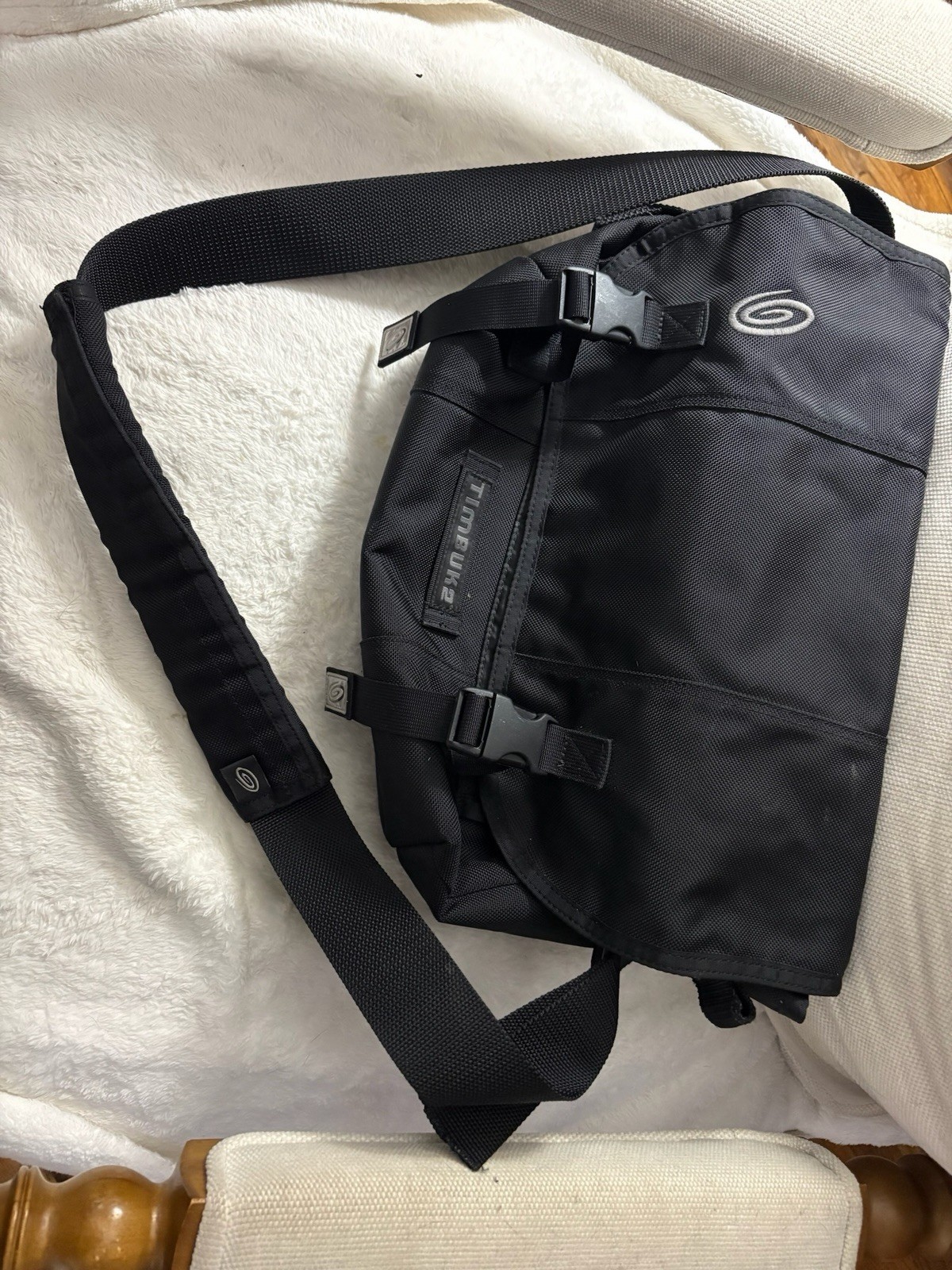 Timbuk2 Black Medium Messenger Bag Crossbody Adjustable Strap Pockets Buckle