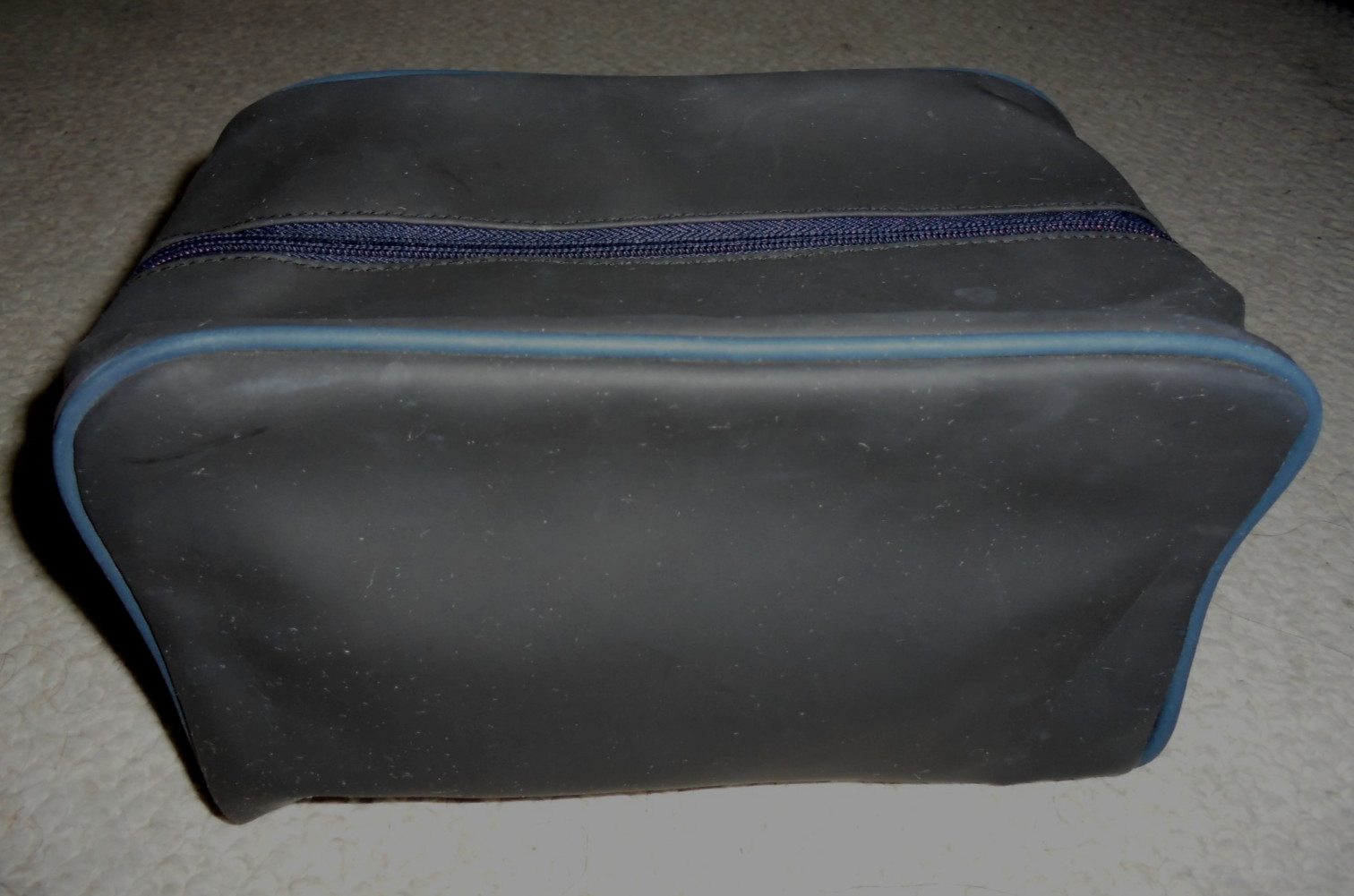 Tommy Hilfiger Men’s Toiletry Shaving travel bag Navy Blue with logo and zipper
