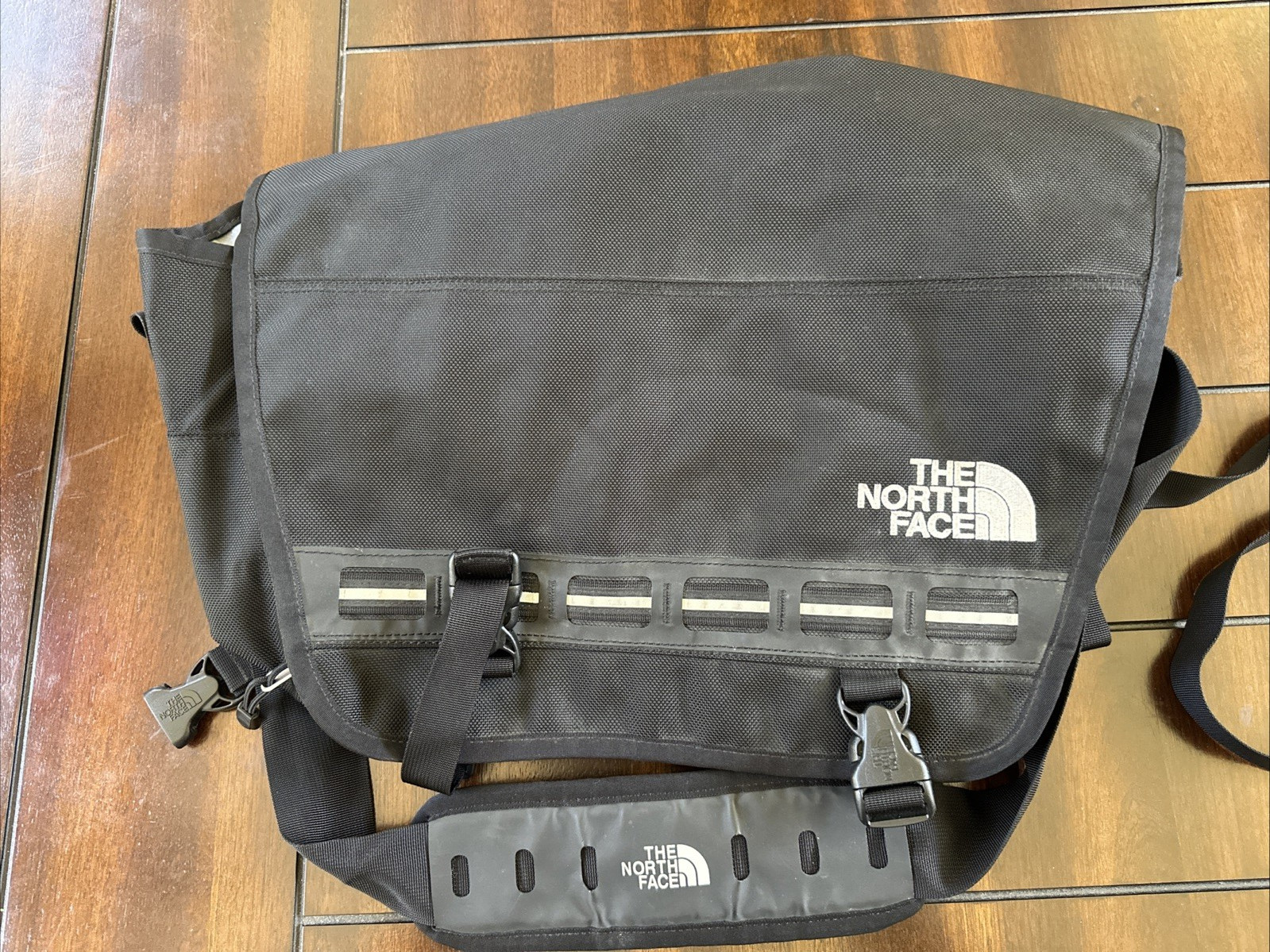 THE NORTH FACE Messenger Bag Shoulder Crossbody Commuter Pack Uni-Sex Black