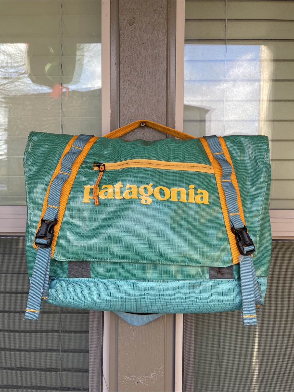 RARE Patagonia Black Hole Messenger 12L Bag Turquoise Green Yellow Laptop 49321