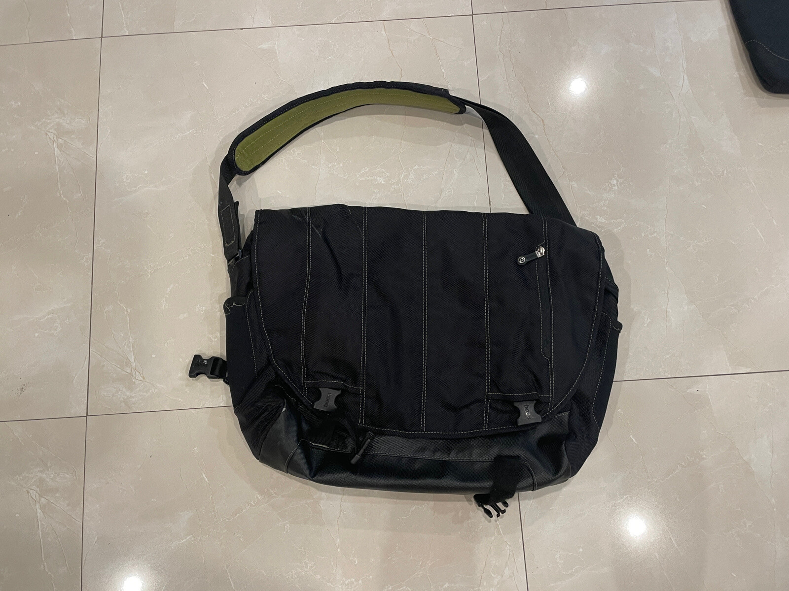 Booq Boa Nerve Computer Messenger Bag. Designed for the 15in MacBook Pro.