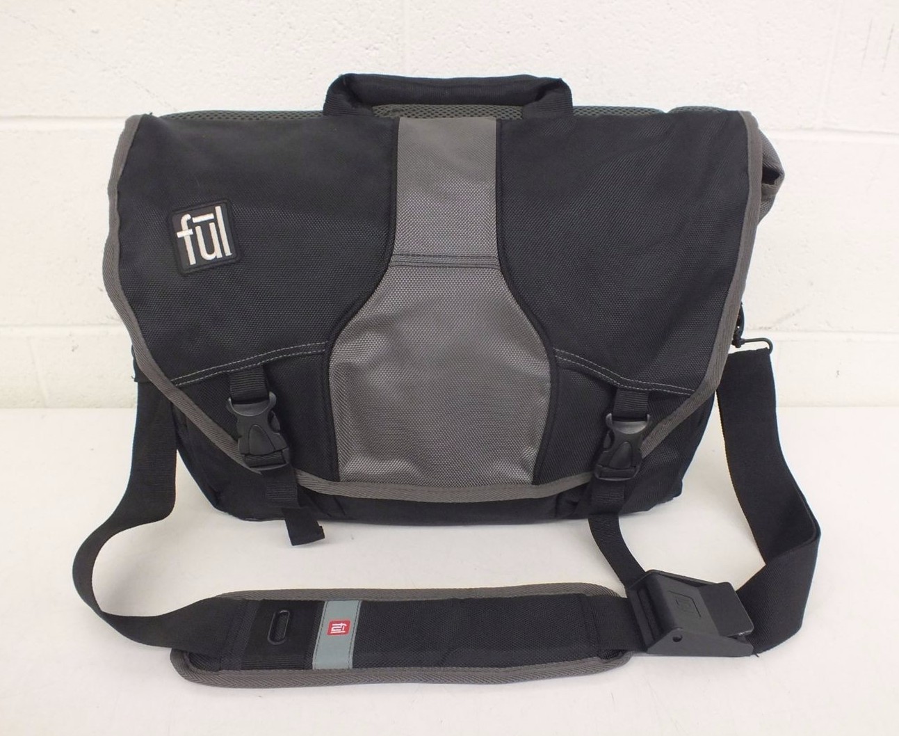 ful Black & Gray Padded Laptop Messenger Bag 5x13x18″ Satisfaction Guaranteed