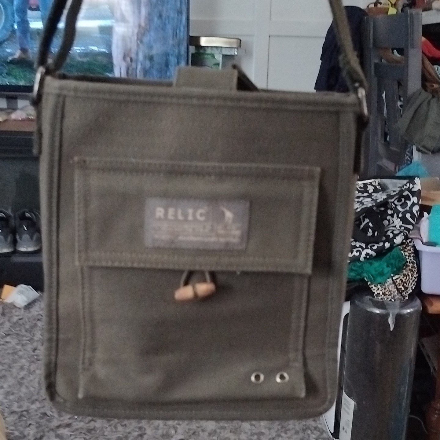 Relic Men’s Small Green Crossbody Bag Zip Closure Adjustable Strap Pockets