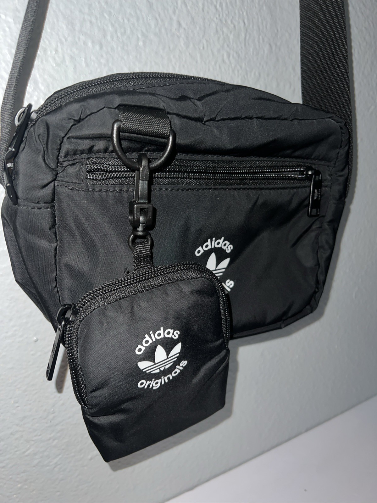 Adidas Originals Athletic Crossbody Unisex Black Adjustable w Card Holder EUC