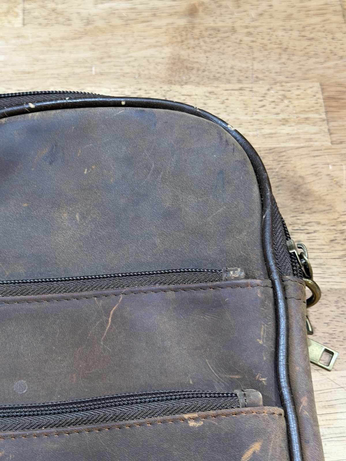 Brookstone Messenger Bag Chocolate Leather Multi Pocket Detachable Distressed