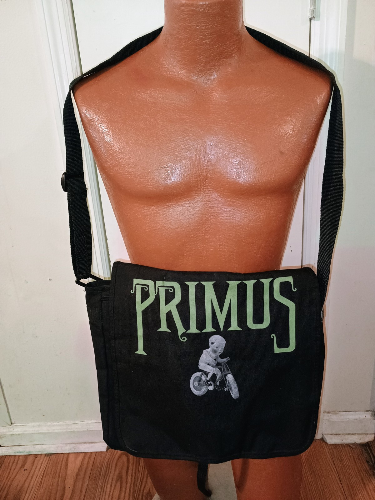 Primus Green Naugahyde 13 x 13 x 4 Black Messenger/Laptop Bag.