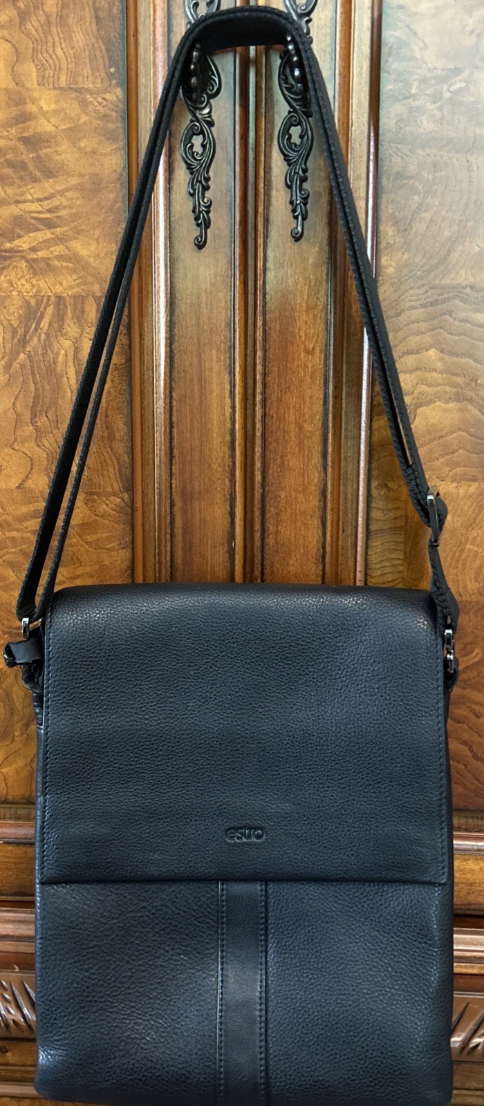 Estro black leather messenger bag W/Adjustable Strap Zip And Magnetic Close