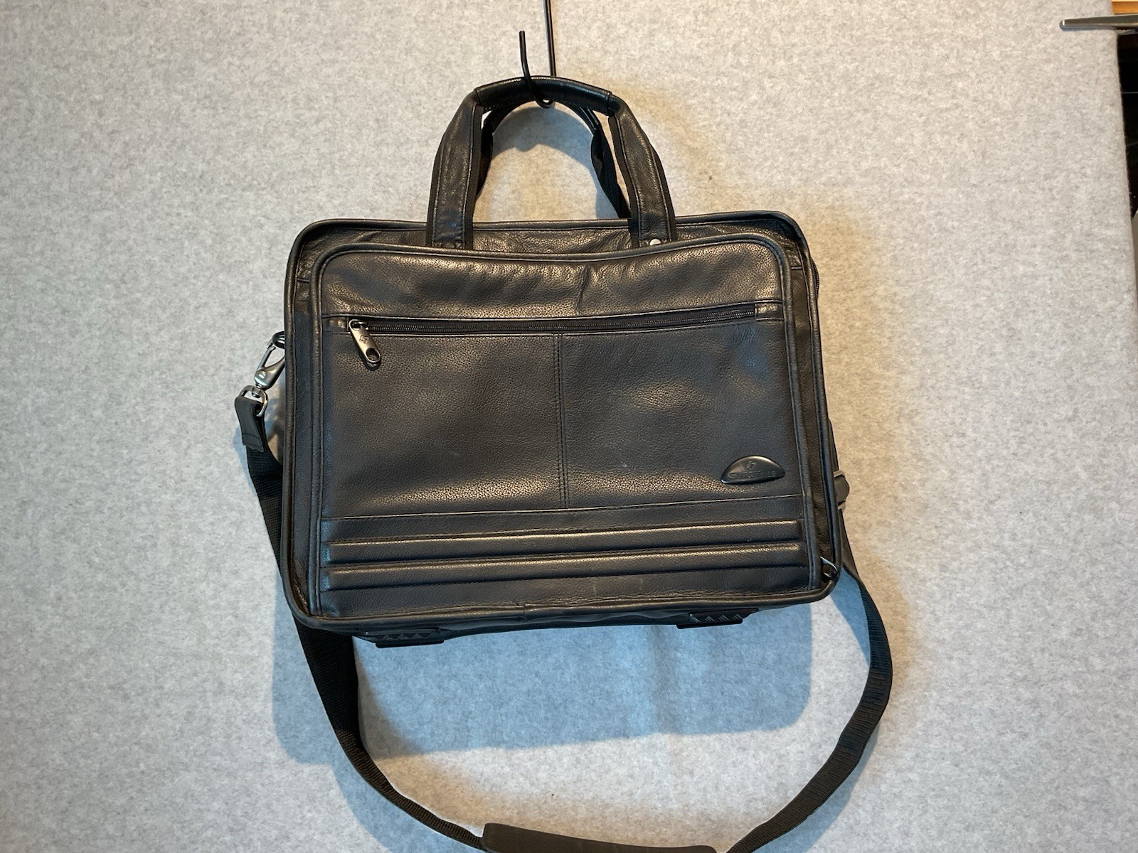 Samsonite Black Leather Laptop Business Briefcase Bag Expandable Shoulder Strap