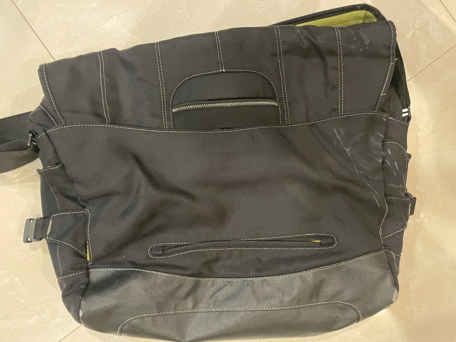 Booq Boa Nerve Computer Messenger Bag. Designed for the 15in MacBook Pro.