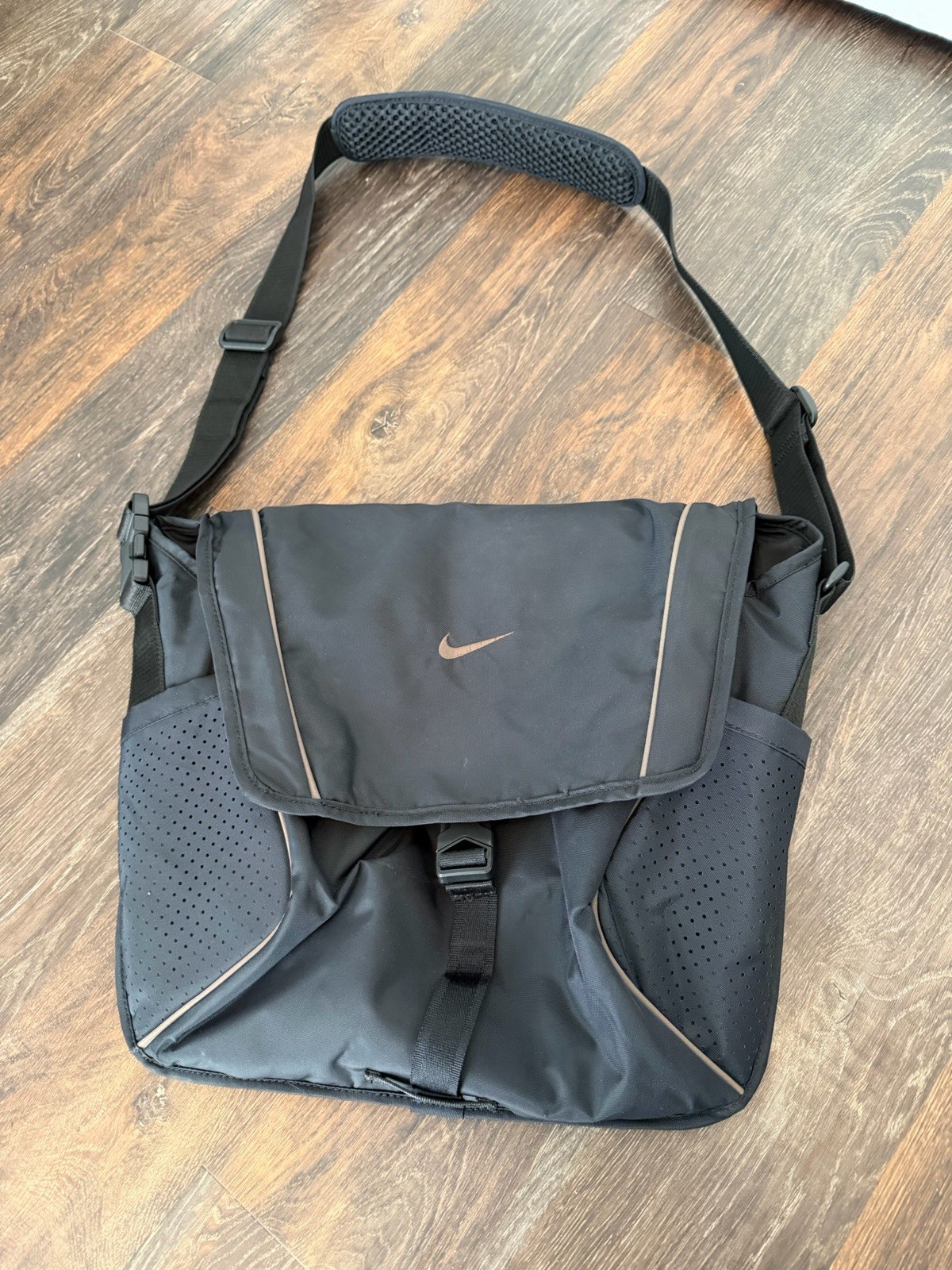 Nike Sportswear Essentials Messenger Bag 15L Black Ironstone DJ9792-010