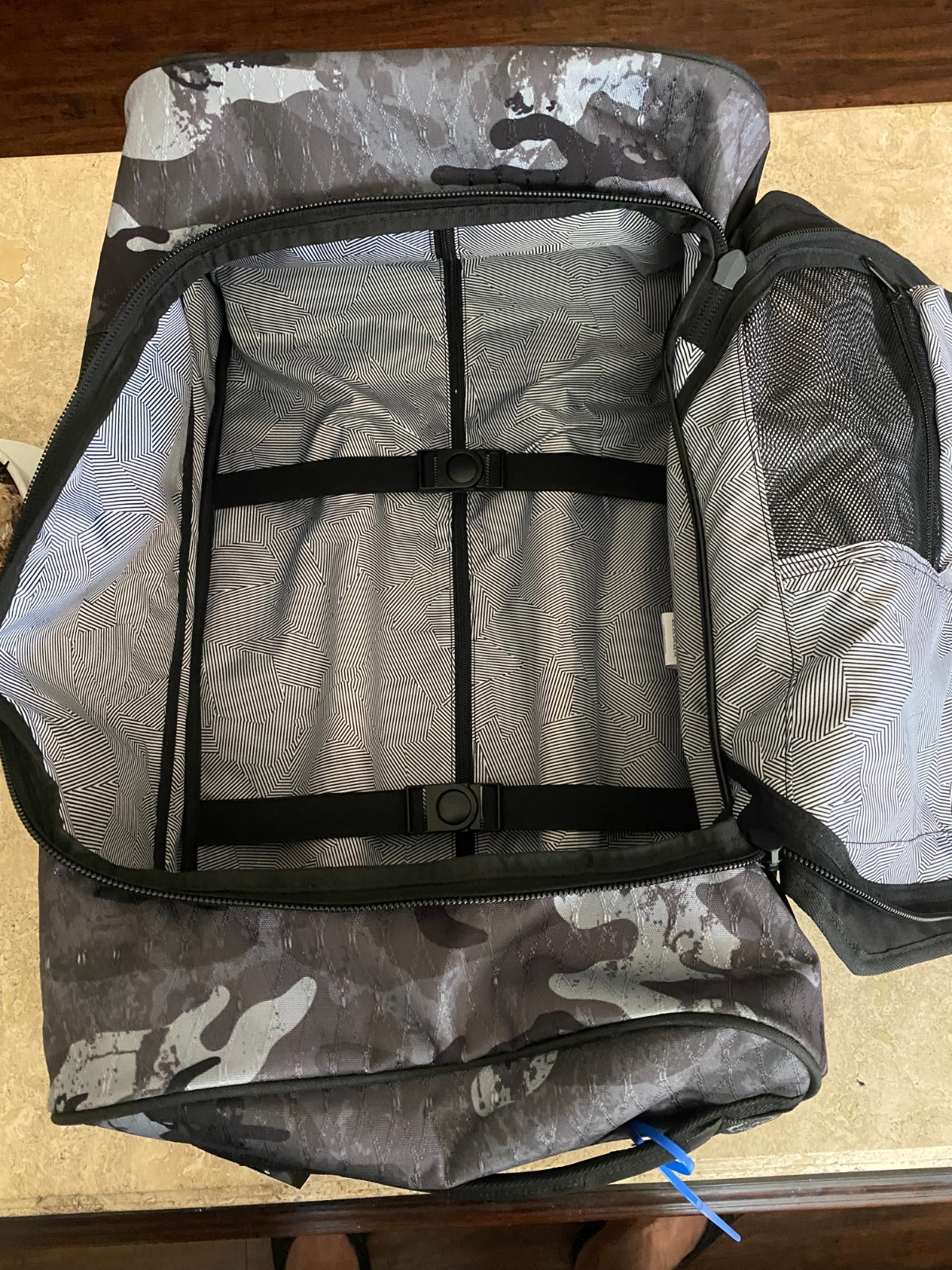VOLCOM CARRY ON 21” ROLLING DUFFLE BAG BLACK LUGGAGE NEW