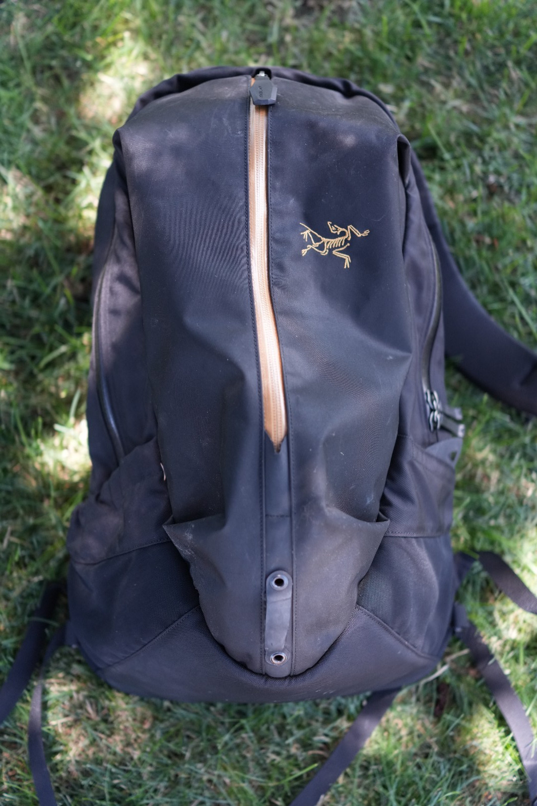 Arc’teryx Arro 22 Backpack – Black / Gold Condition: Pre-Owned (Good)