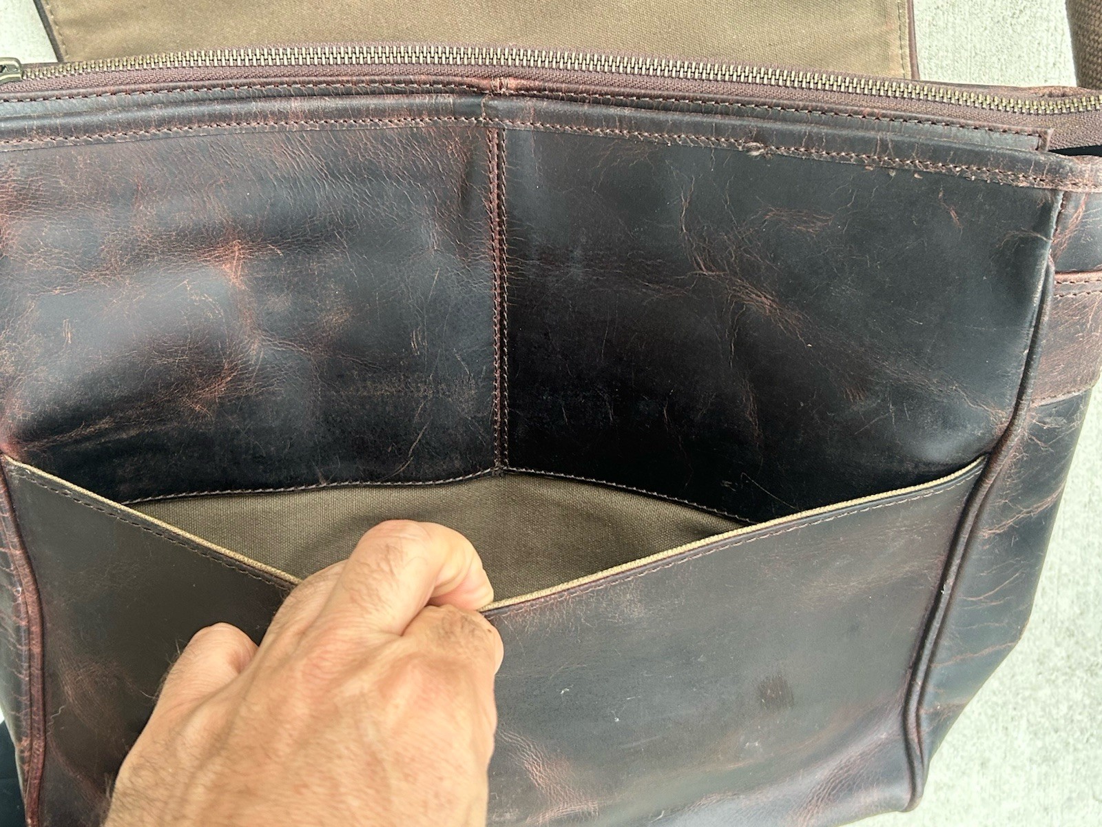 ROOSEVELT BUFFALO JACKSON Full-Grain Water Buffalo Leather SATCHEL MESSENGER BAG