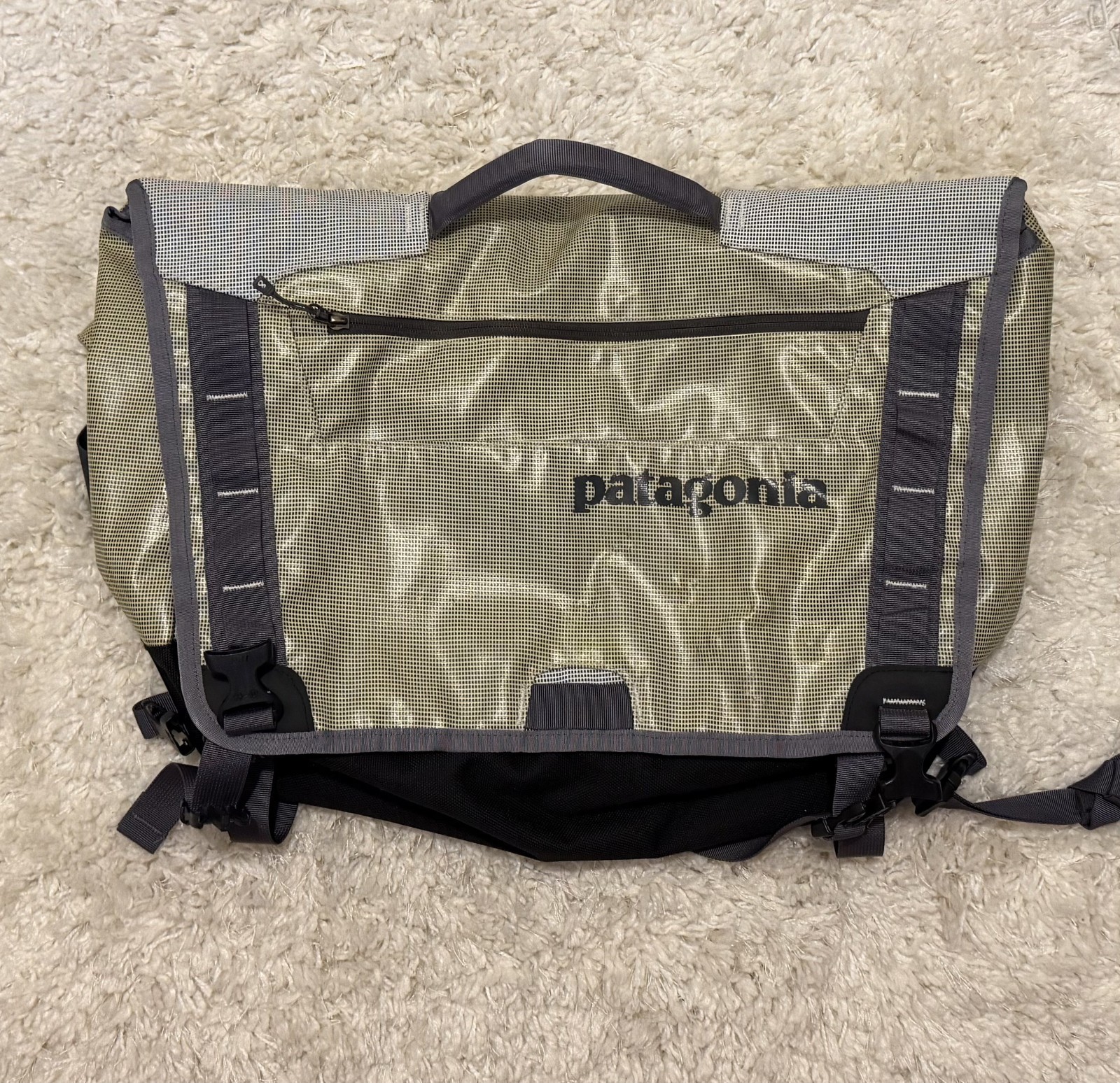 Patagonia Black Hole Messenger Bag 25L RARE