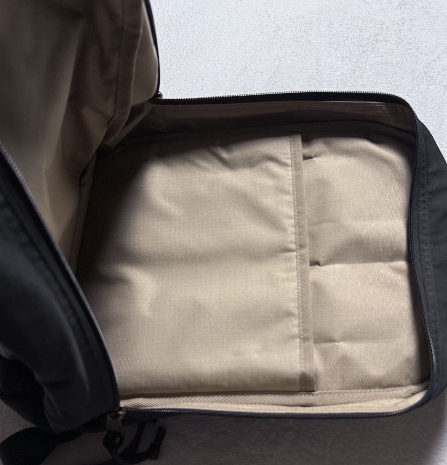 Filson Surveyor 25L Backpack Black Lightweight Weather Resistant Everyday