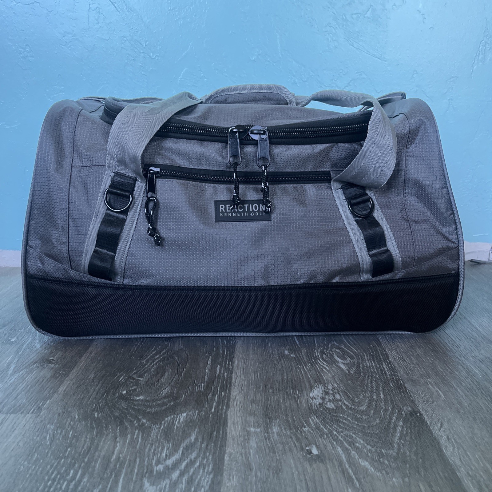 EUC Kenneth Cole Reaction Medium Rip-Stop Duffel Gym Bag GRAY + BLACK MSRP $110