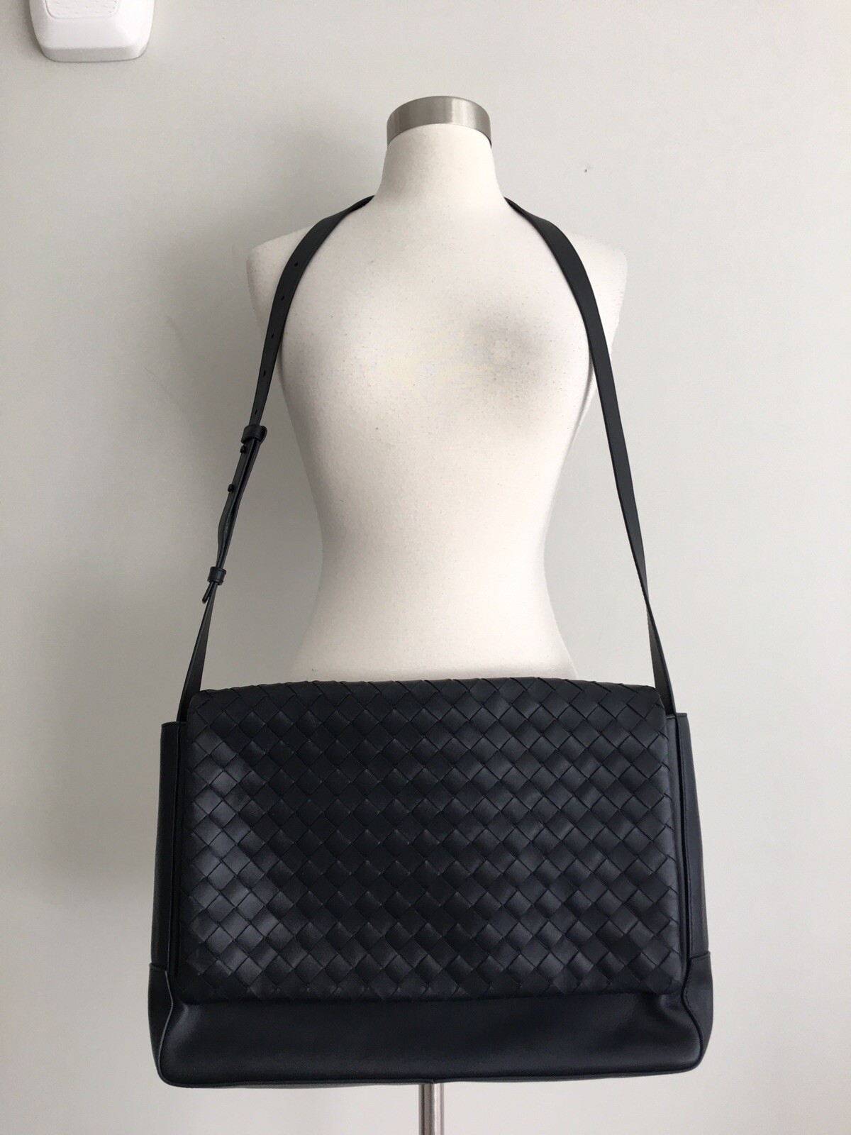 BOTTEGA VENETA INTRECCIATO WEAVE DARK BLUE MESSENGER BAG MADE IN ITALY $3000 +