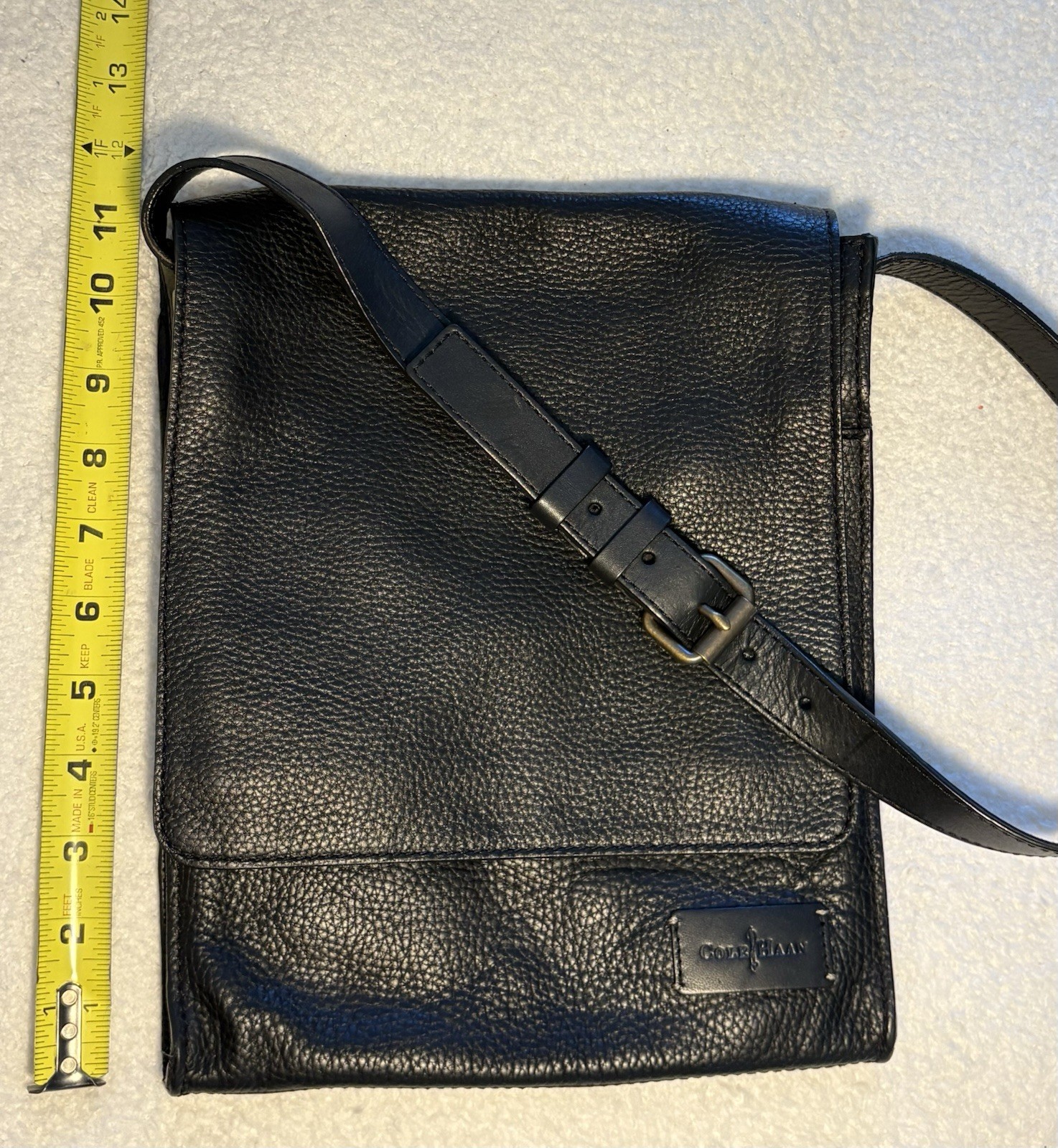 Cole Haan Black Messenger Bag Medium Adjustable Strap Flap Closure Preowned