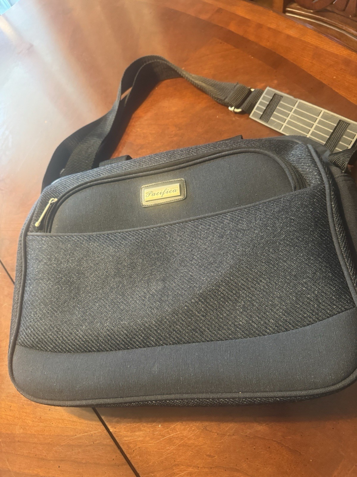 Pacifica Black Messenger Bag Medium Zip Closure Adjustable Strap Outer Pockets