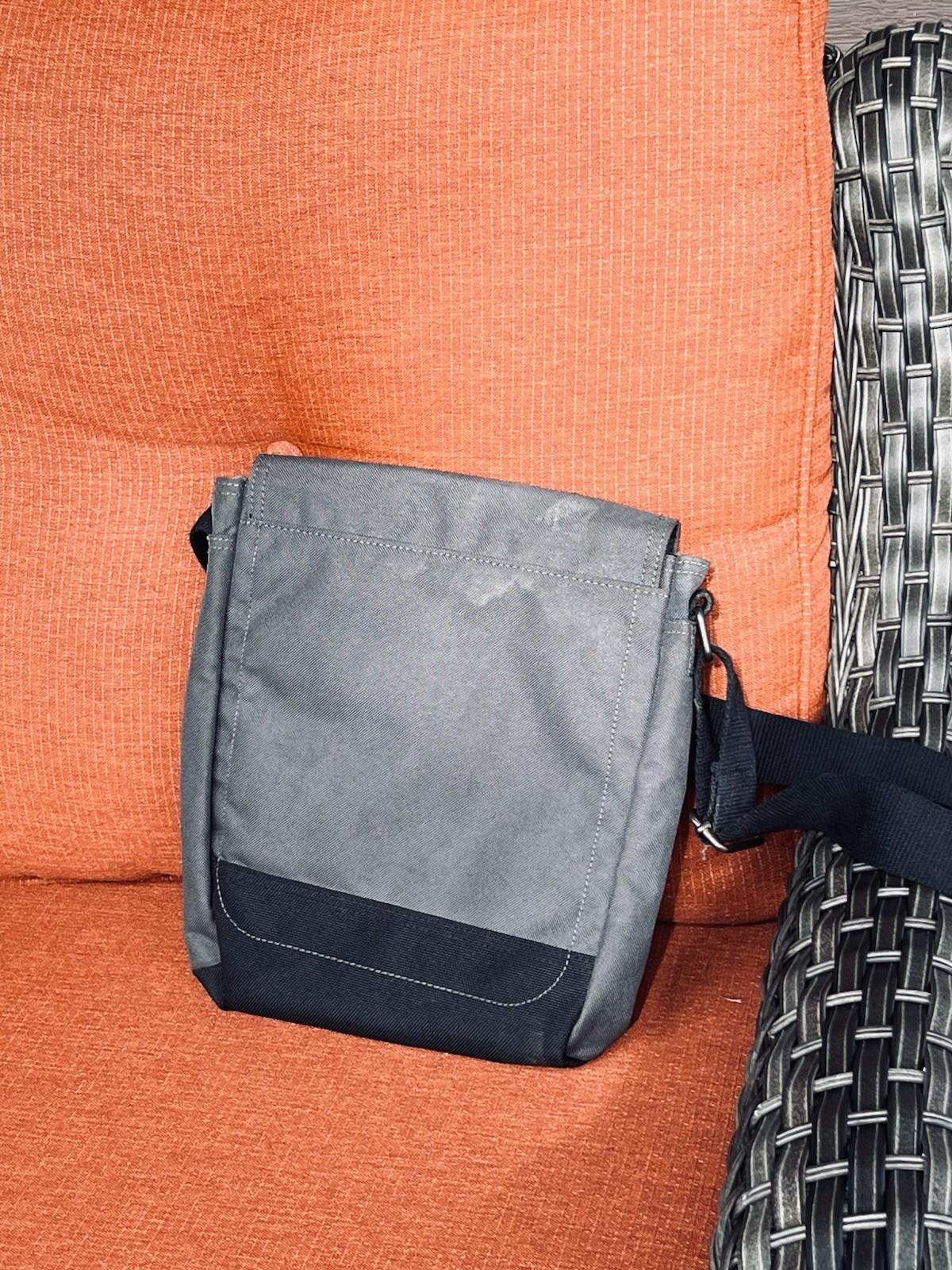 Carhartt Black/Graphite Messenger Bag Adjustable Strap Inner Pockets Classic