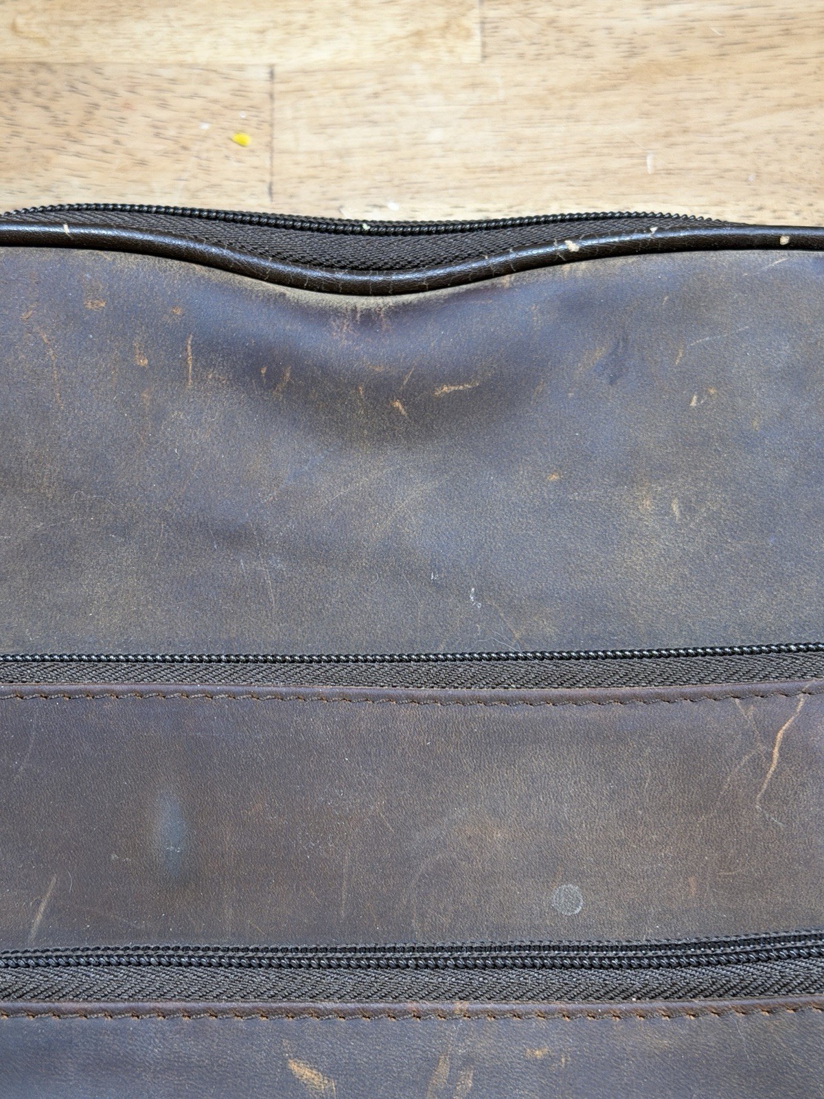 Brookstone Messenger Bag Chocolate Leather Multi Pocket Detachable Distressed