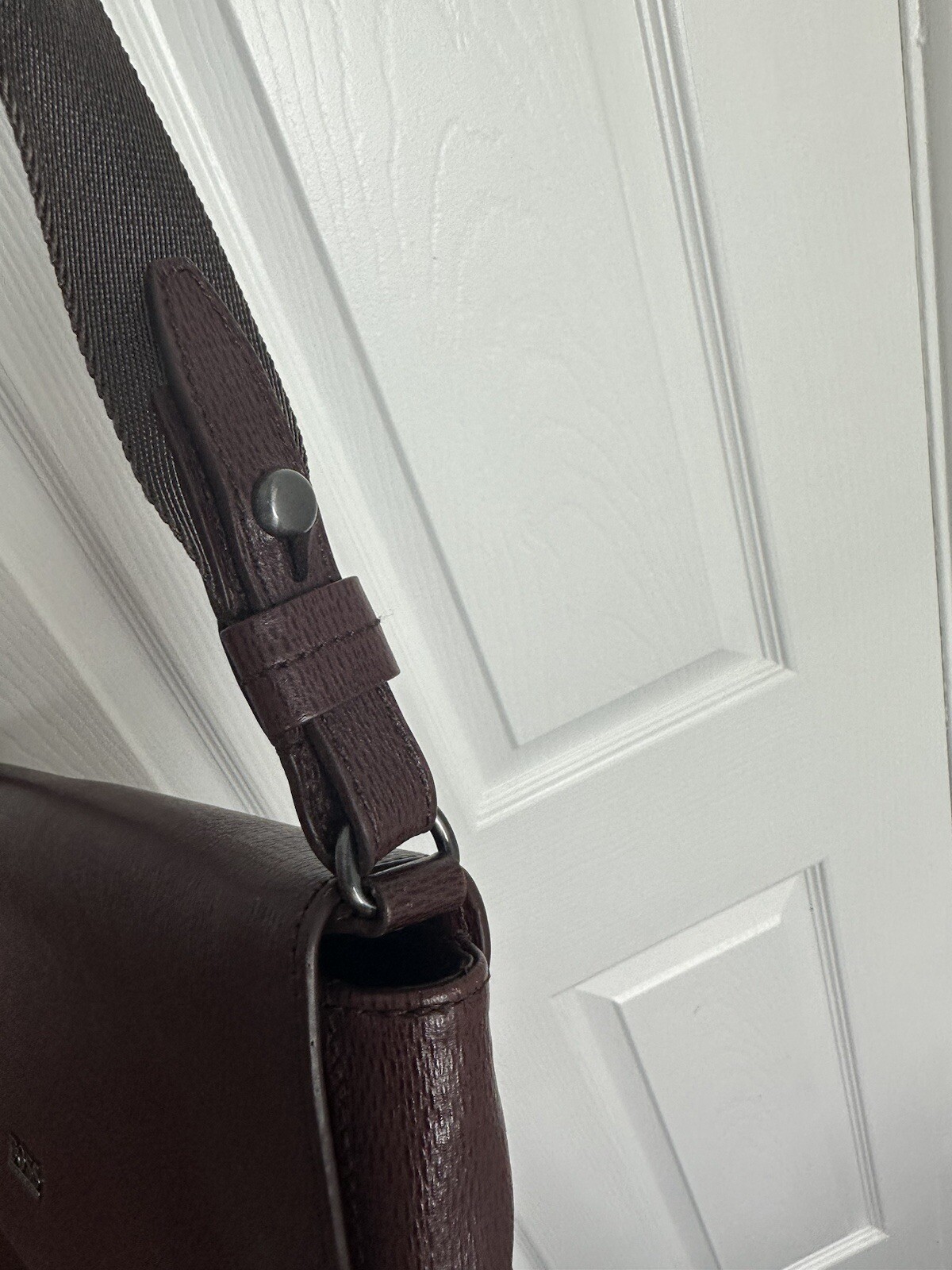 Hugo Boss Messenger Shoulder Bag Crossbody Purse Burgundy Leather Cow Skin 14 In