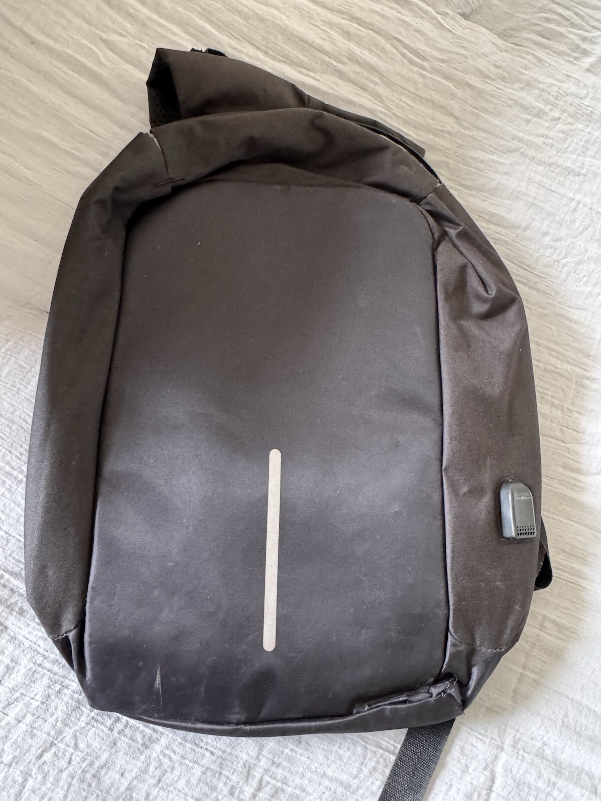 ANTI‑THEFT USB CHARGING BACKPACK – BLACK MINIMALIST DESIGN
