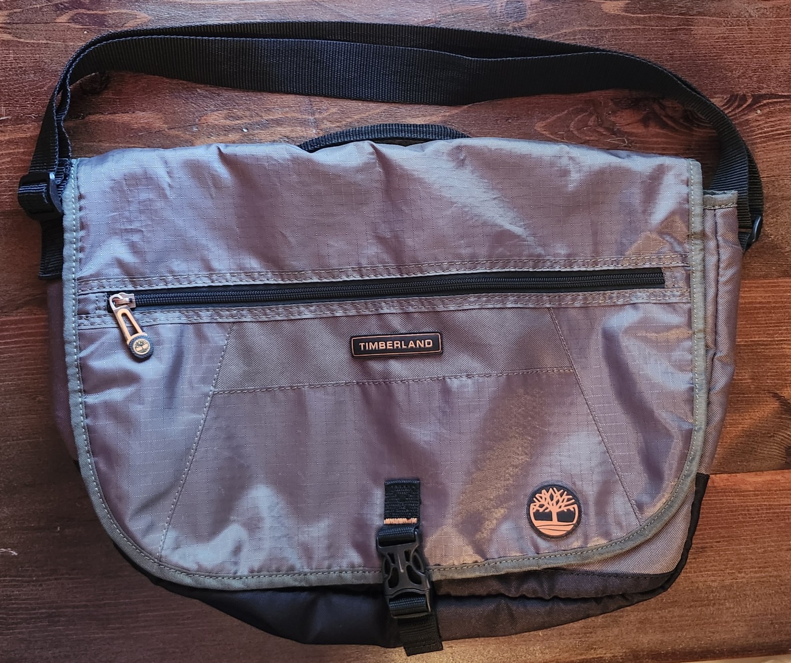 Timberland Twin Mountain Messenger/Book Bag Adjustable Strap Zip Pockets Handle