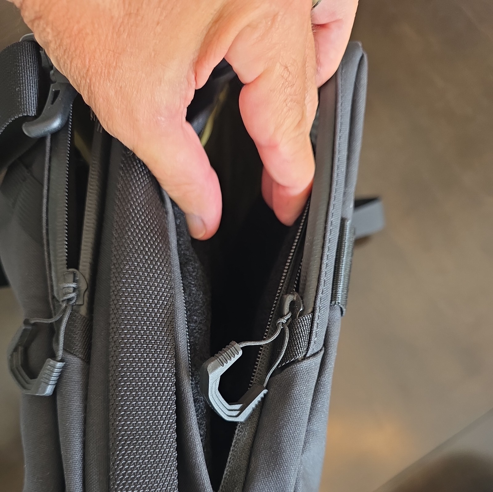 Pre-owned good condition. Magpul EDC Messenger Bag. Black.