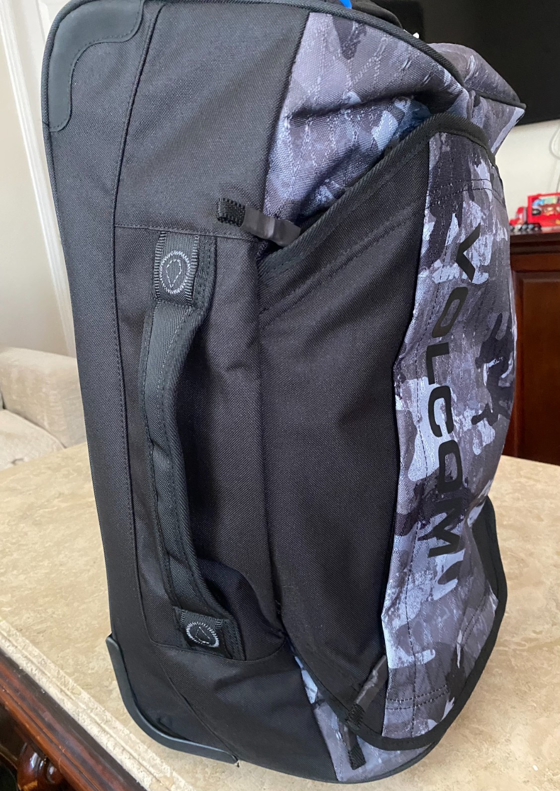VOLCOM CARRY ON 21” ROLLING DUFFLE BAG BLACK LUGGAGE NEW