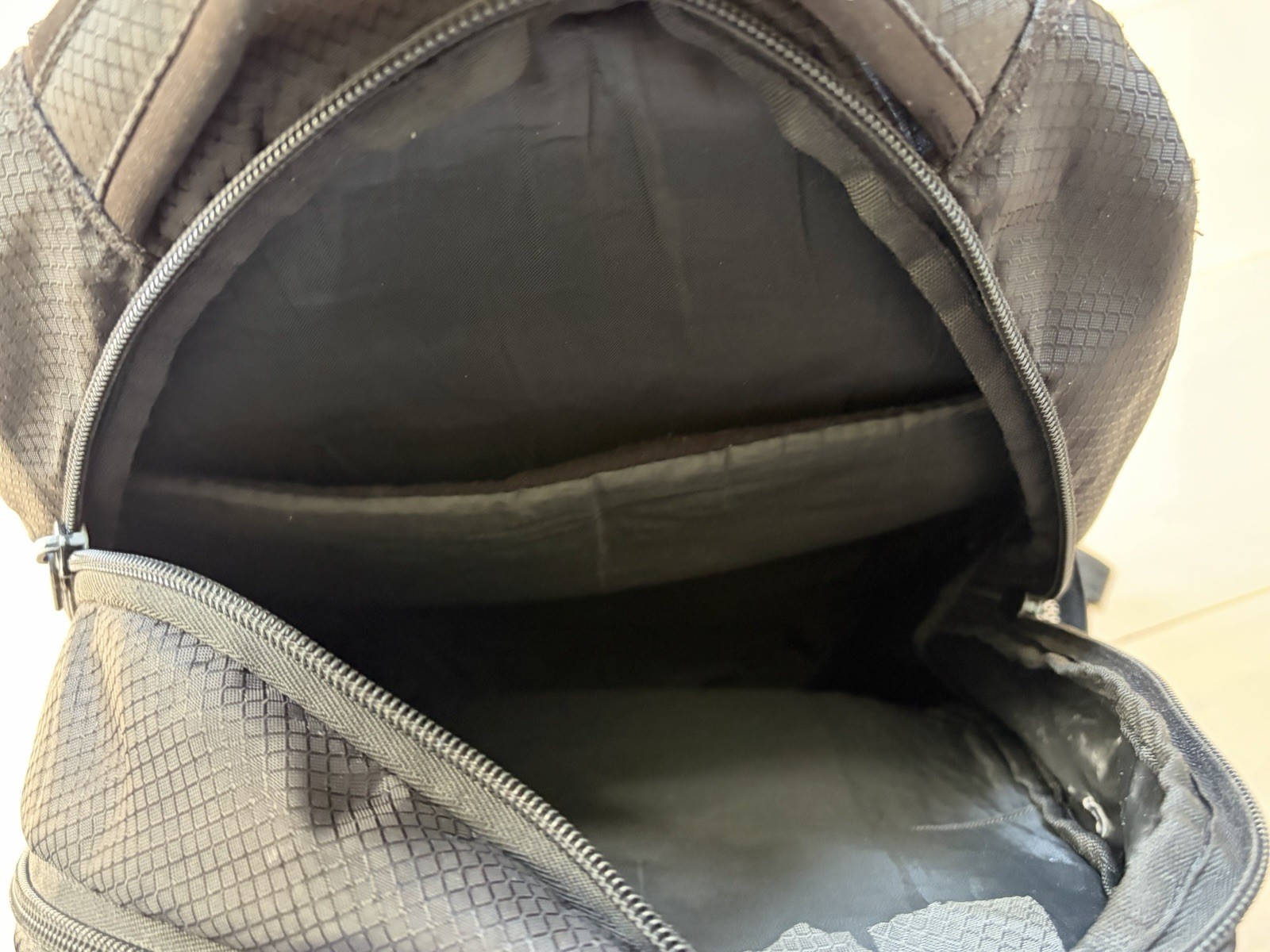 Champion Black Gray Men’s Large Backpack Zip Closure Multiple Pockets