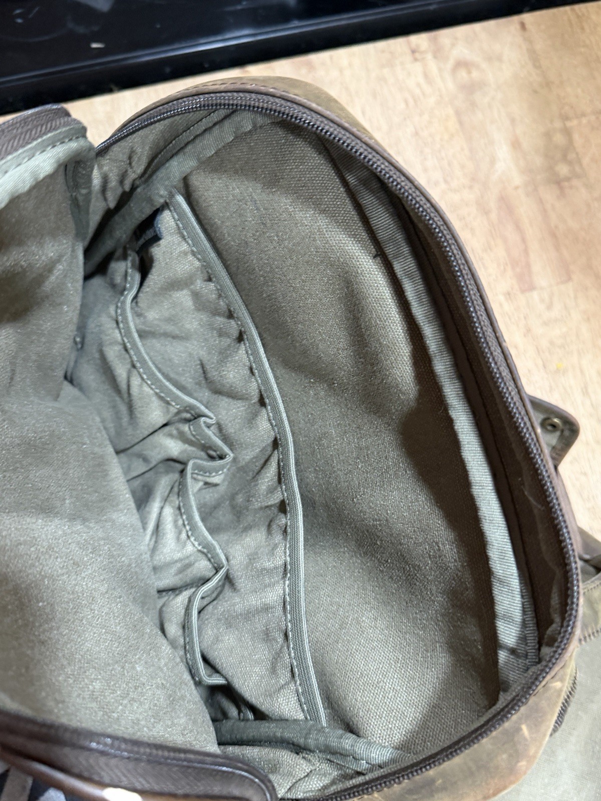 Brookstone Messenger Bag Chocolate Leather Multi Pocket Detachable Distressed