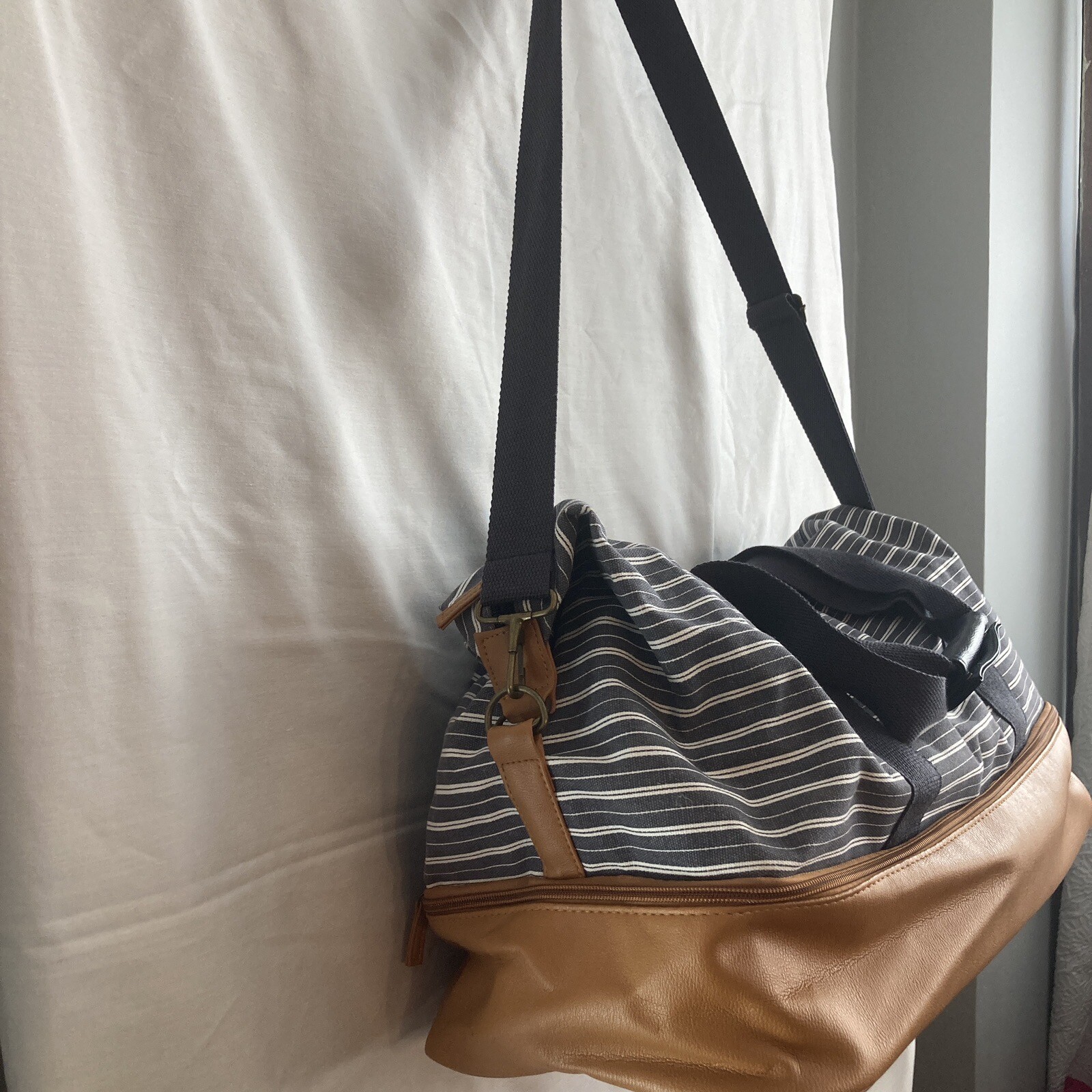 Large DSW Tote, Duffle 20″x14x10, Exceptionally Clean, Leather Compartment Below