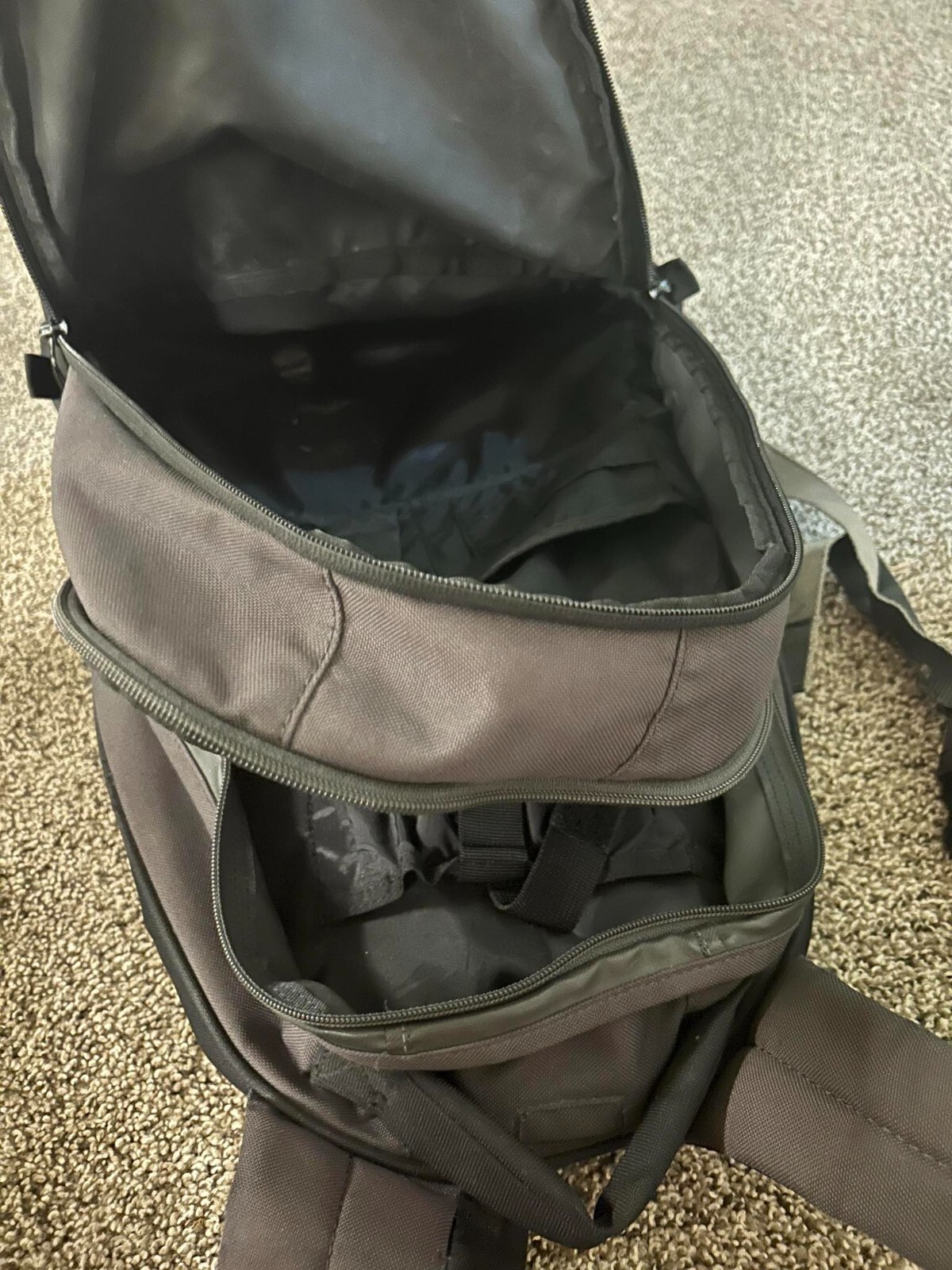black/grey Nike backpack swoosh 2 zipper compartments strap