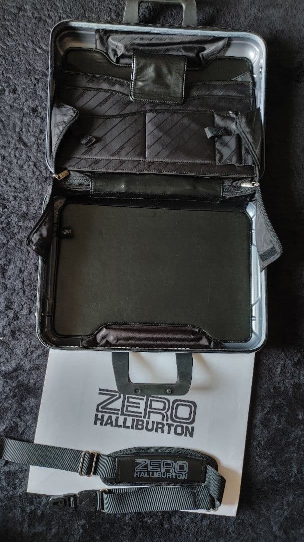Ultra Lightweight Excellent Condition ZERO HALLIBURTON Polycarbonate Silver Atta