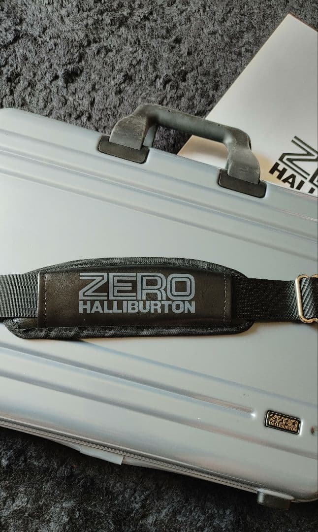 Ultra Lightweight Excellent Condition ZERO HALLIBURTON Polycarbonate Silver Atta