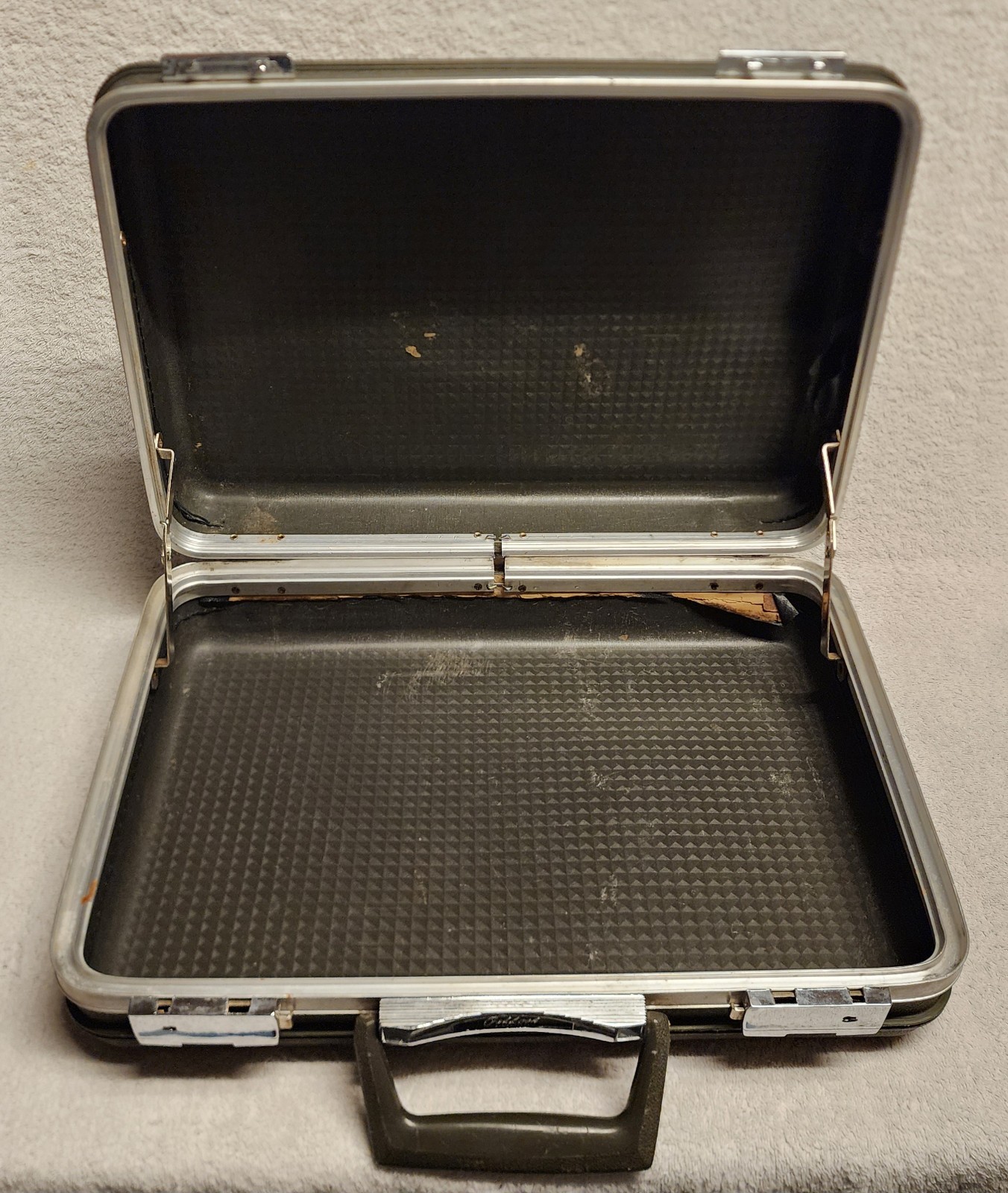 Vintage Oshkosh Hard Shell Briefcase Case Attache Dark Gray No Key