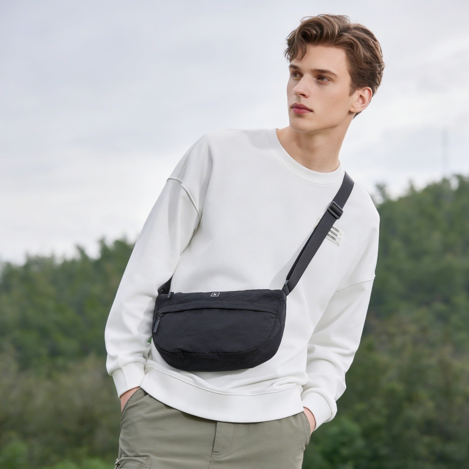 OIWAS Crossbody Bag Lightweight Adjustable Sling Bag Men Women Crecent Bag Black