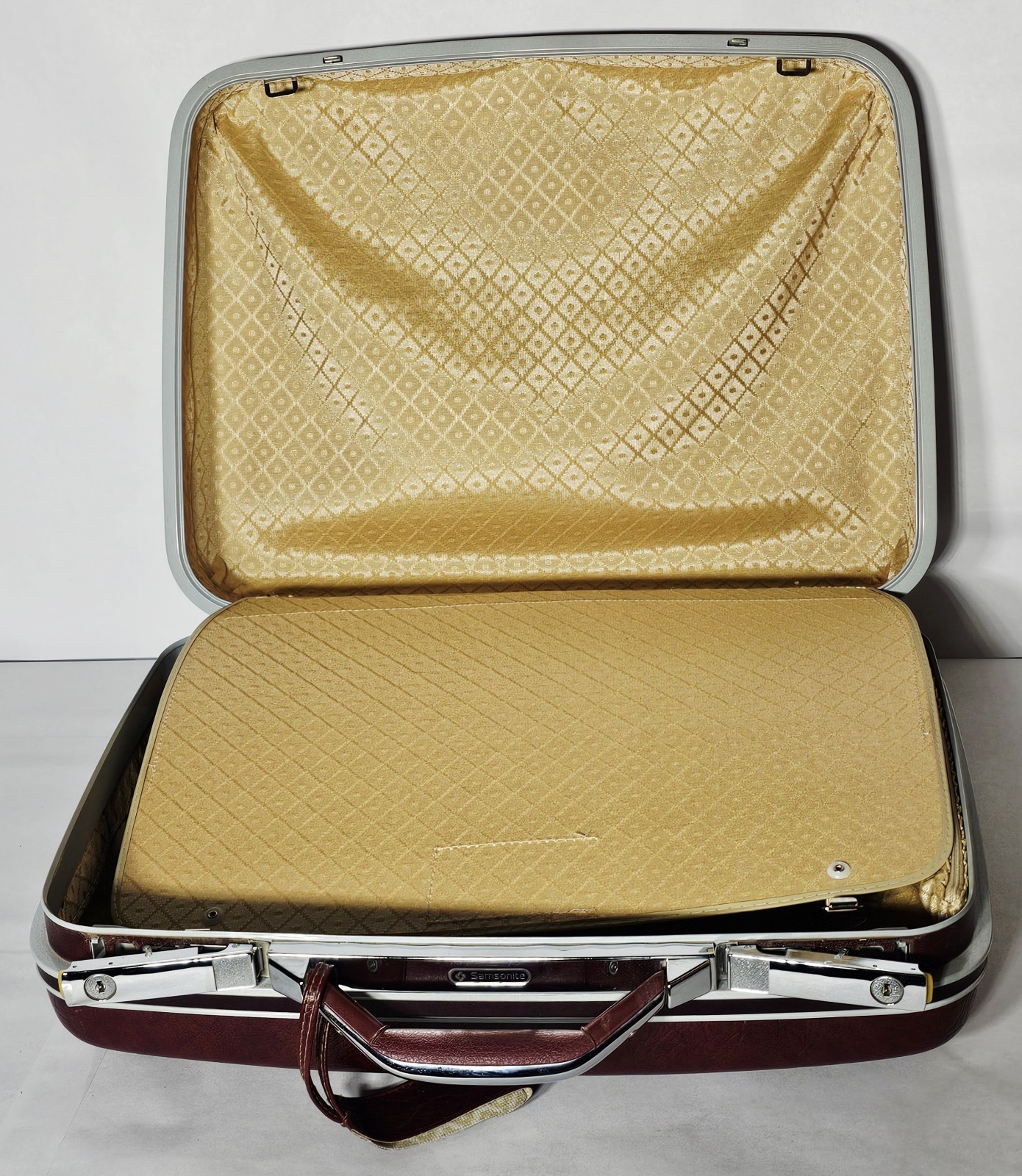 ***Vintage Samsonite Hard Shell Briefcase (Red/Brown) 20″x16″x6” (Missing Key)