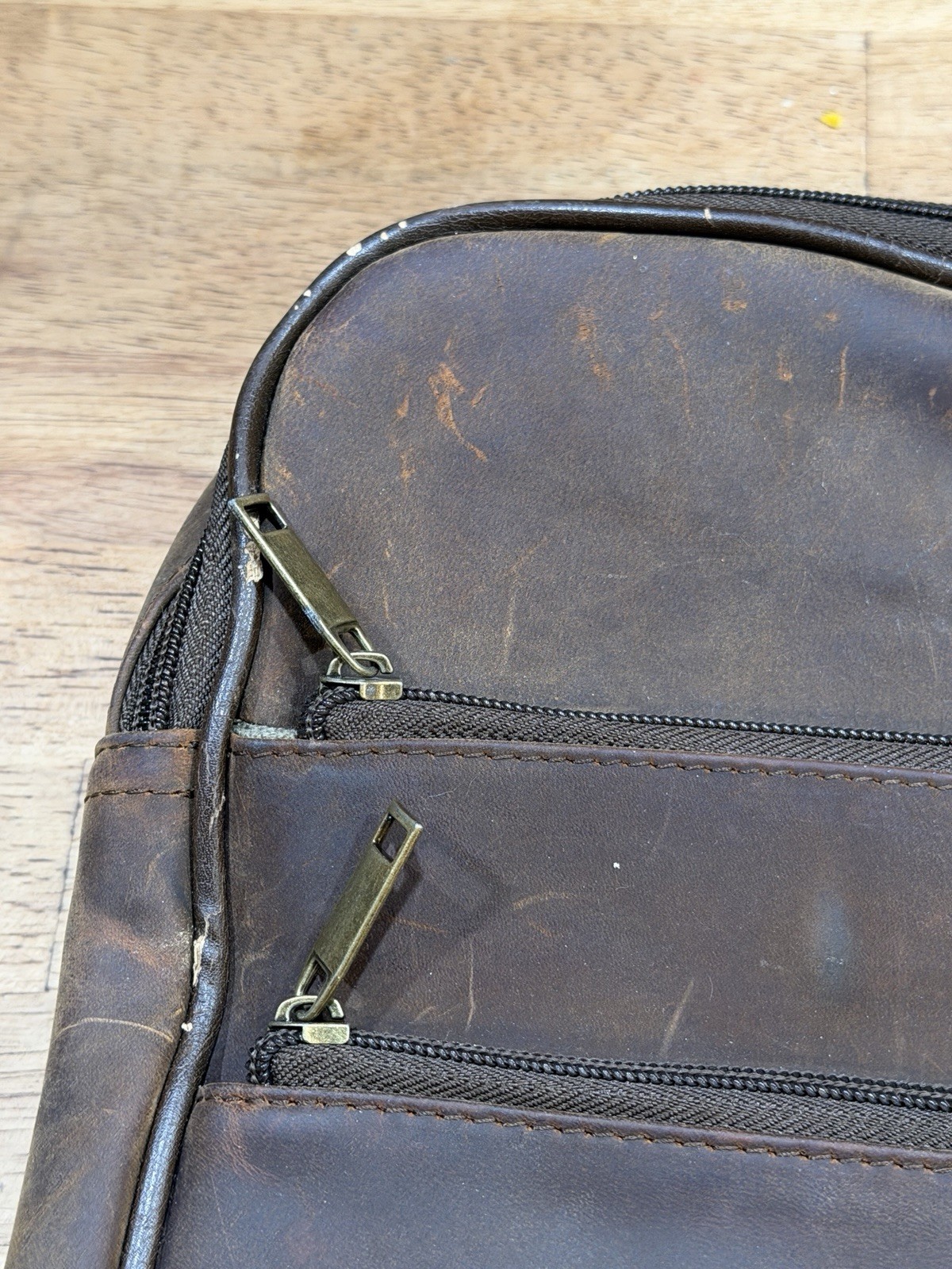 Brookstone Messenger Bag Chocolate Leather Multi Pocket Detachable Distressed