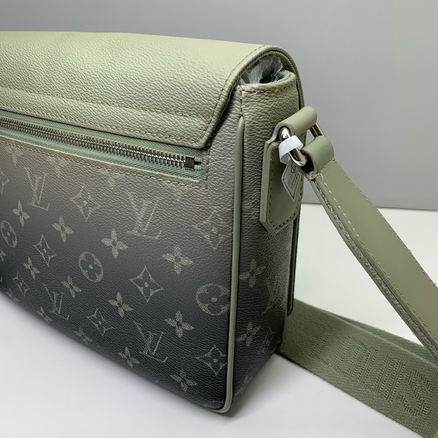 Louis Vuitton Pre-Owned Authentic DISTRICT Messenger Bag Crossbody Grey26x20x7cm
