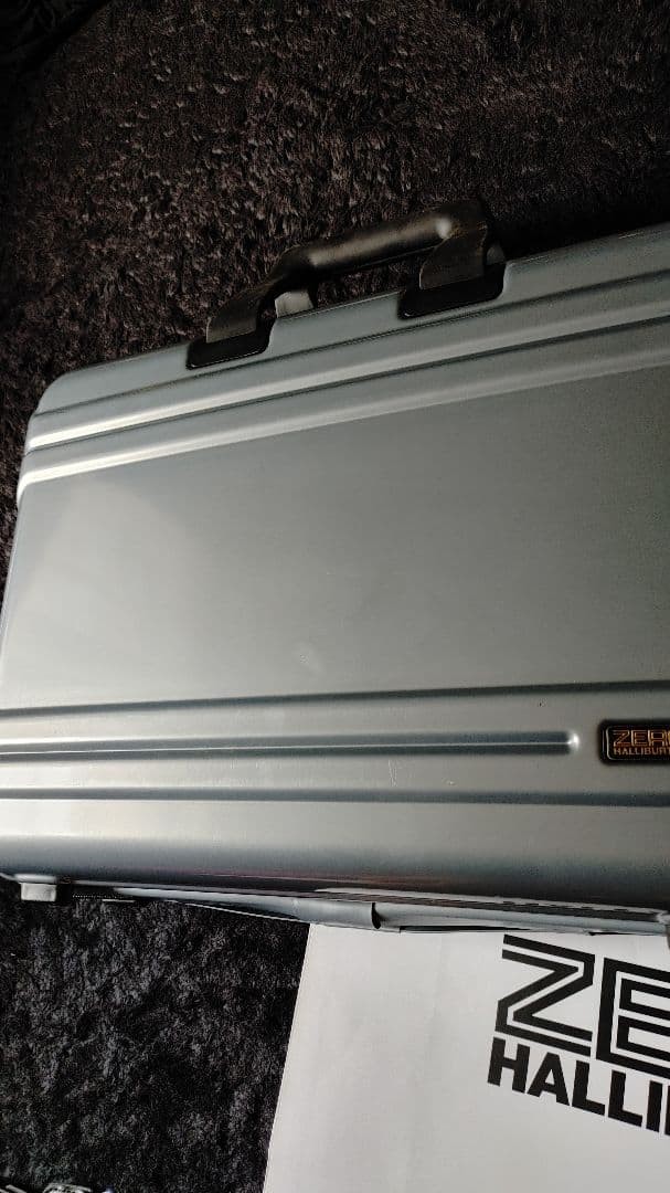 Ultra Lightweight Excellent Condition ZERO HALLIBURTON Polycarbonate Silver Atta