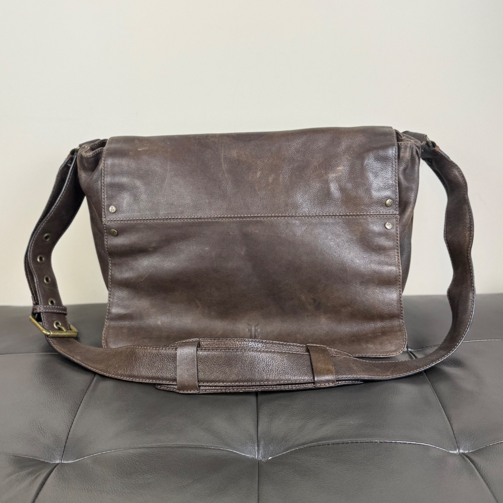 Frye Distressed Brown Leather Messenger Bag Buckle Zip Clasp