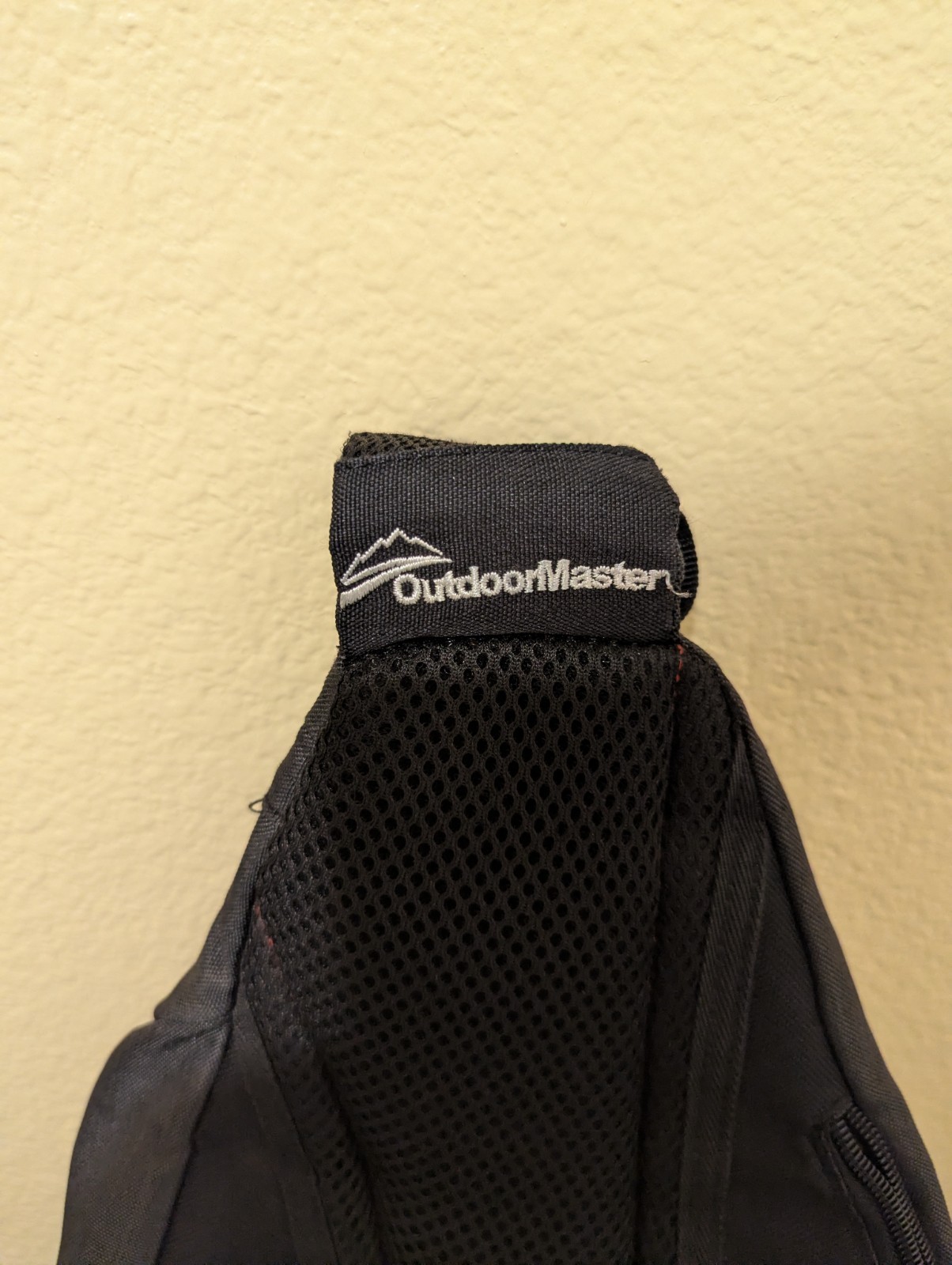 OutdoorMaster Sling Bag Single Strap Crossbody Backpack Unisex Dark Gray Red Zip